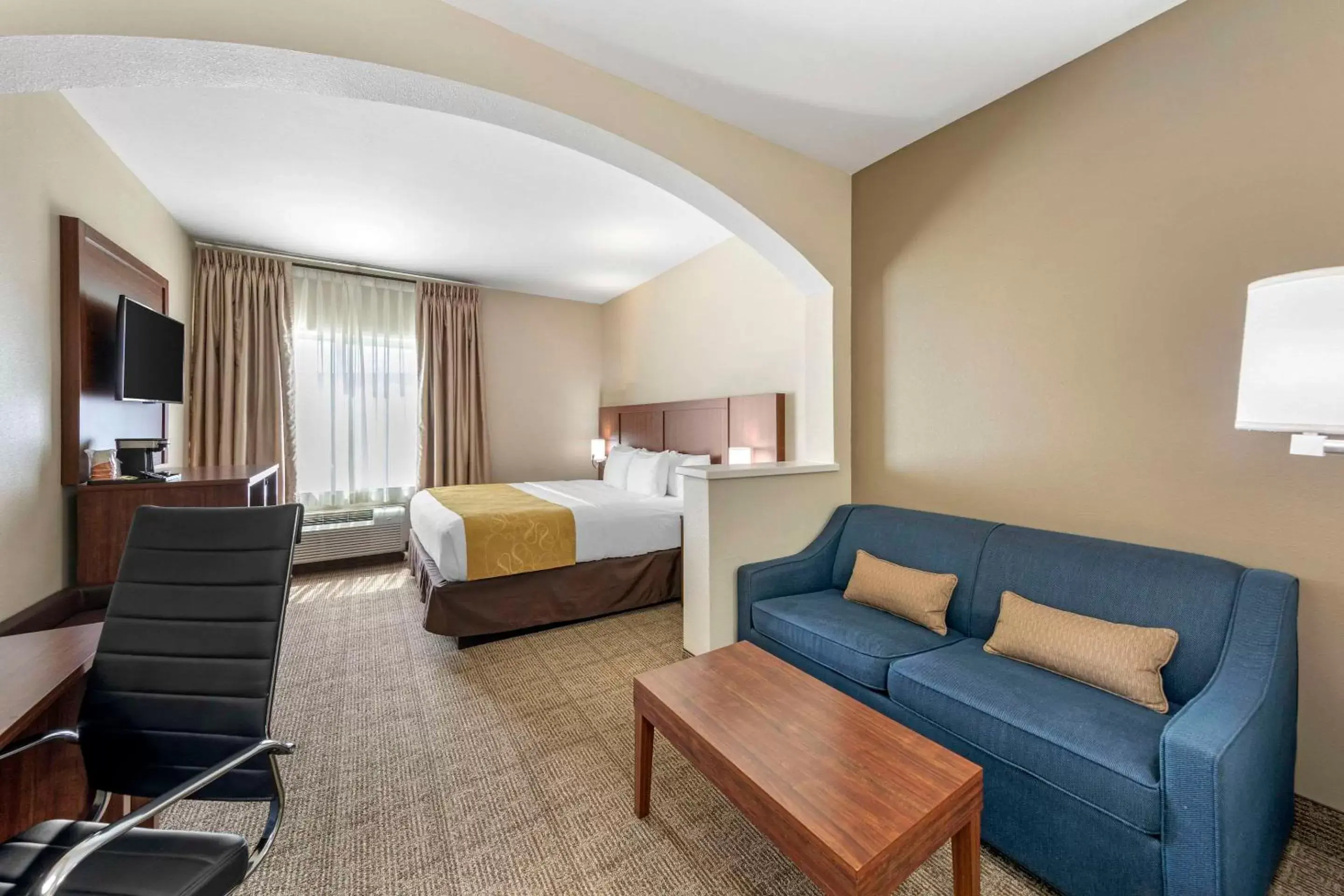 Bedroom, Seating Area in Comfort Suites Tulare