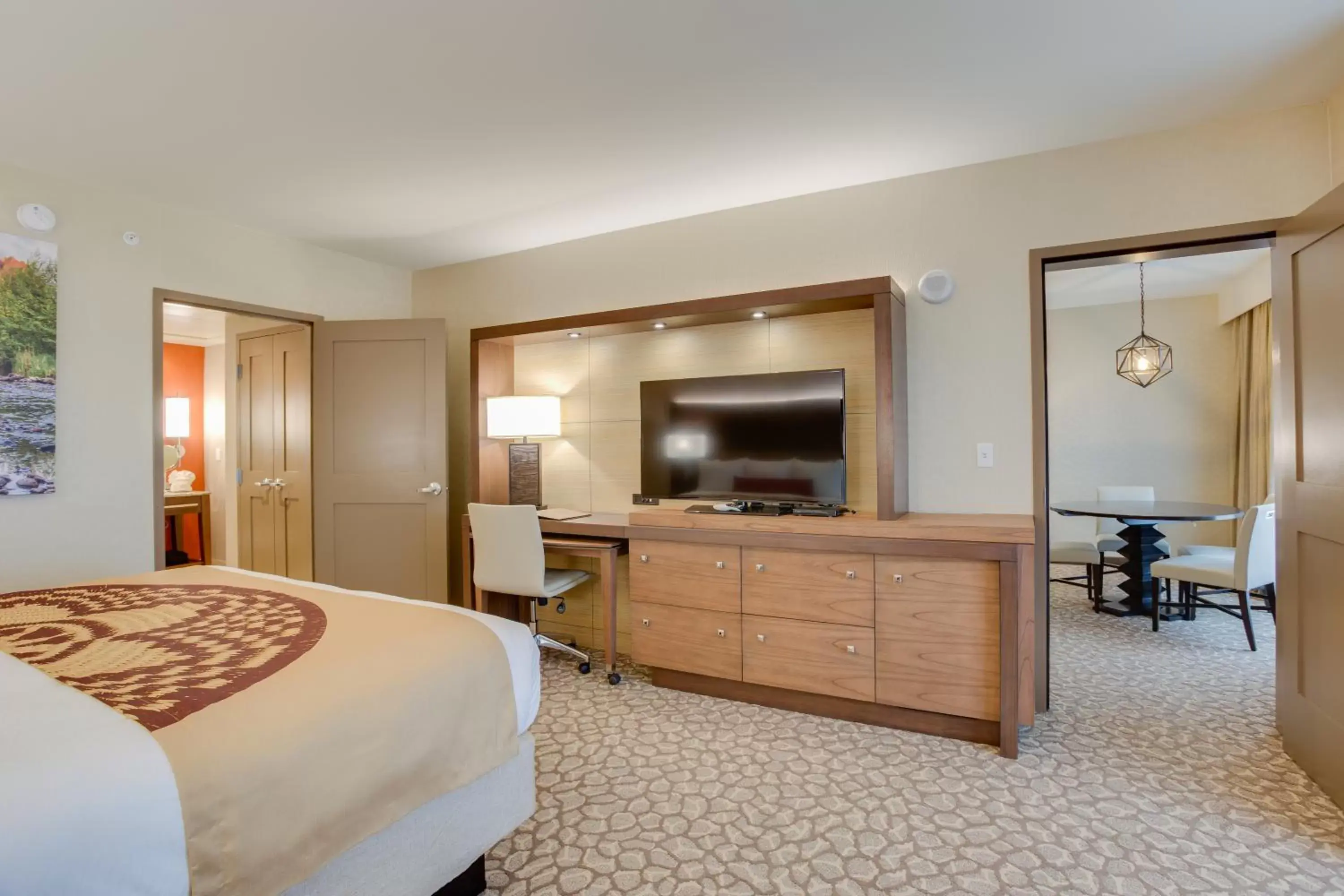 Bedroom, TV/Entertainment Center in Cliff Castle Casino Hotel