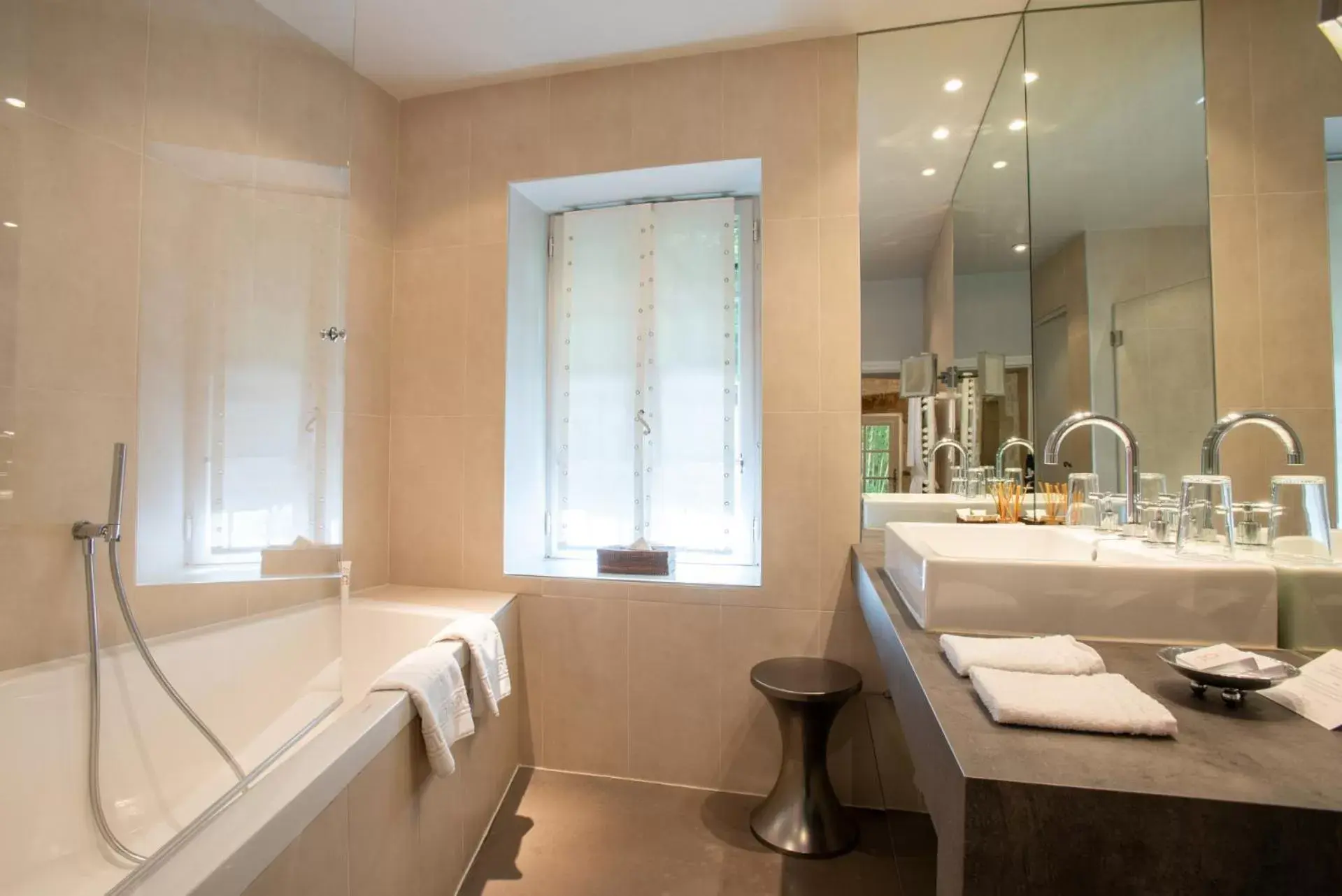 Bathroom in Hotel Château Des Alpilles