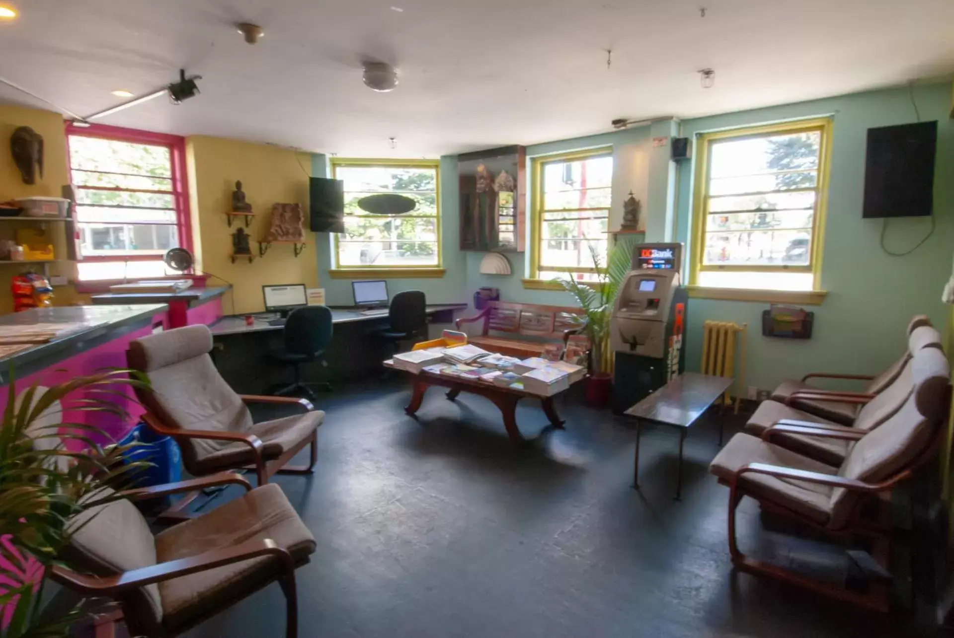 Communal lounge/ TV room in Ocean Island Inn | Backpackers | Suites