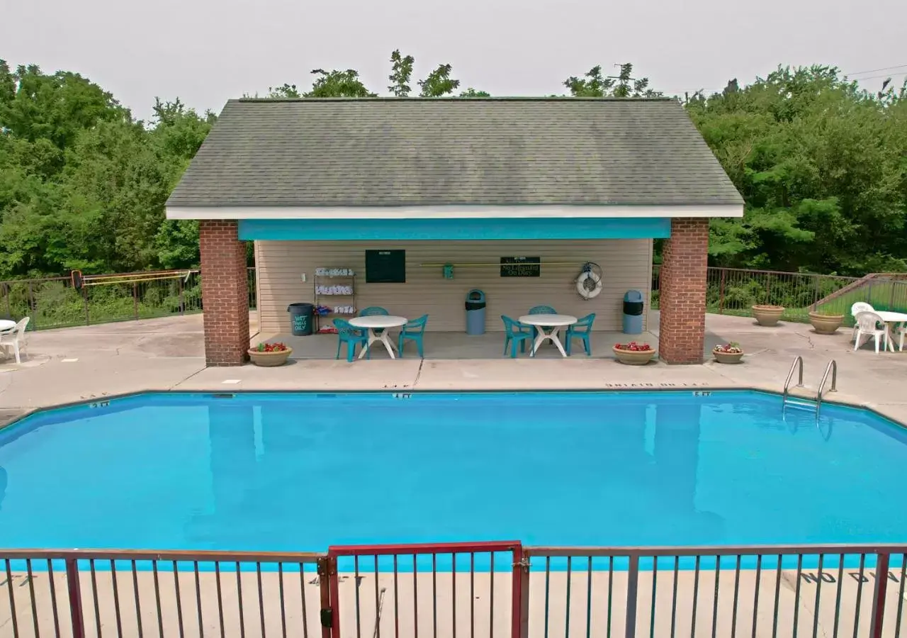 Pool view, Swimming Pool in All Season Suites