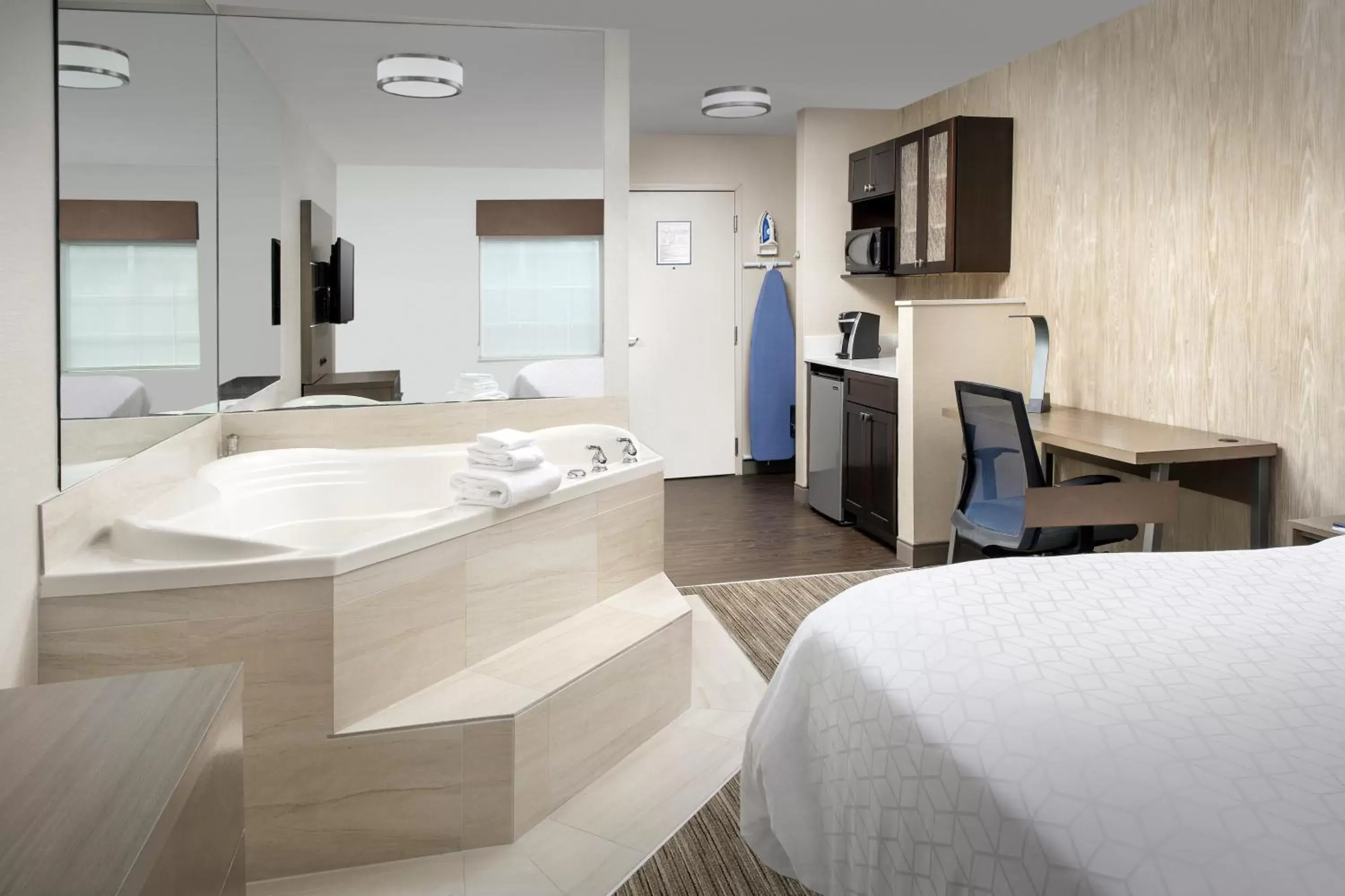 Hot Tub, Bathroom in Holiday Inn Express Hotel & Suites Annapolis, an IHG Hotel