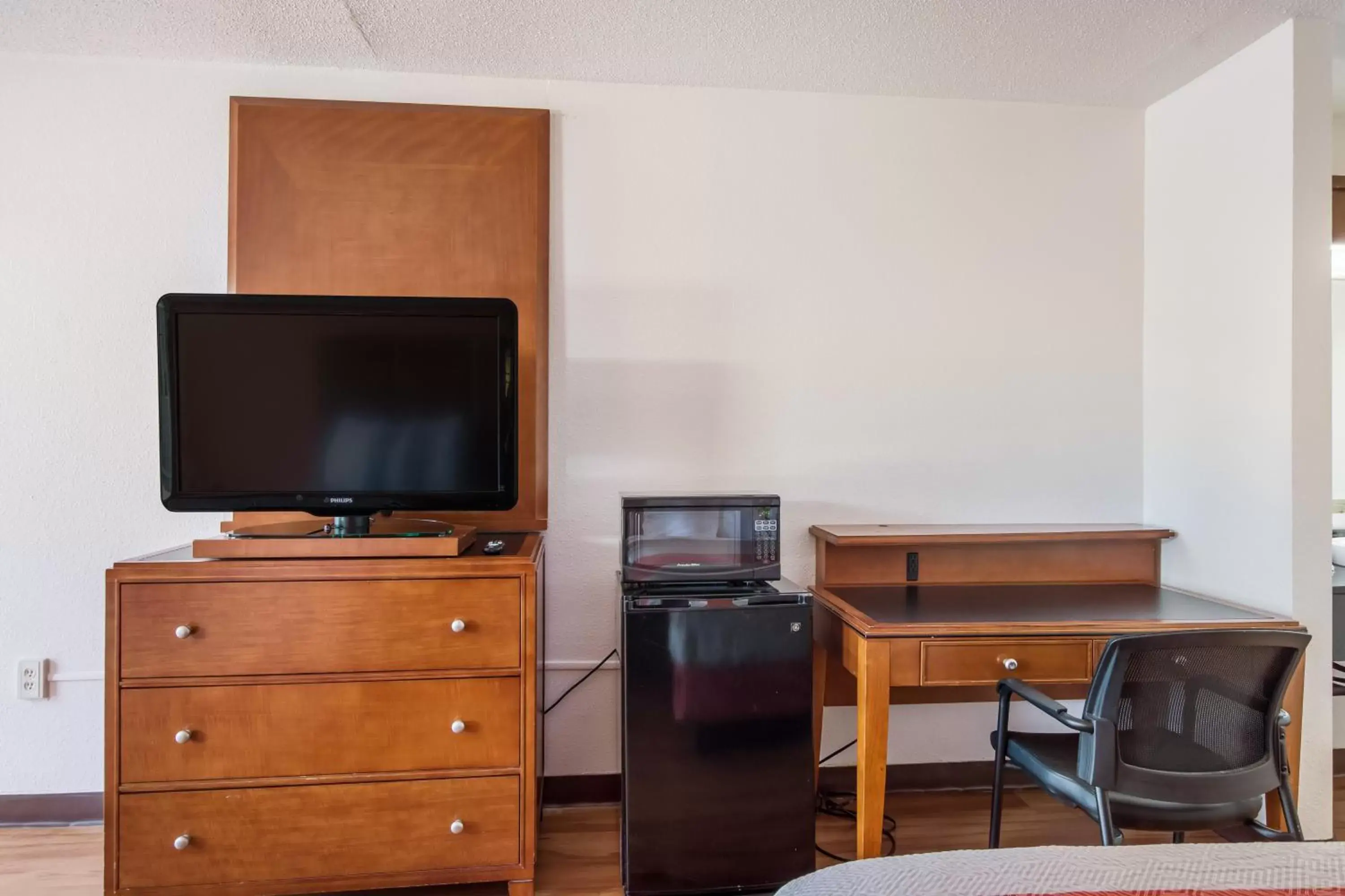 Bedroom, TV/Entertainment Center in Motel 6-Van Buren, AR