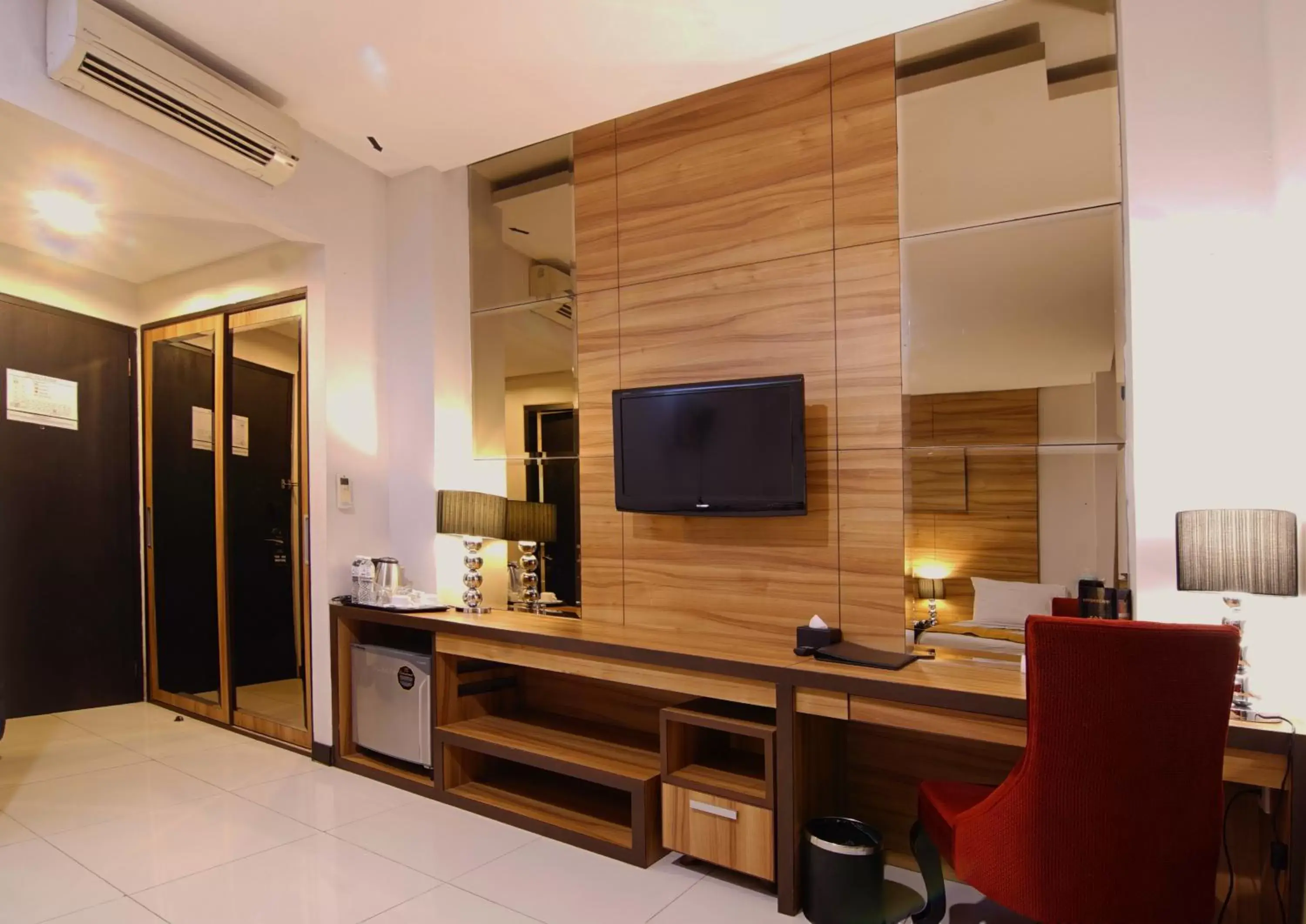 Bedroom, TV/Entertainment Center in Royal Hotel Bogor