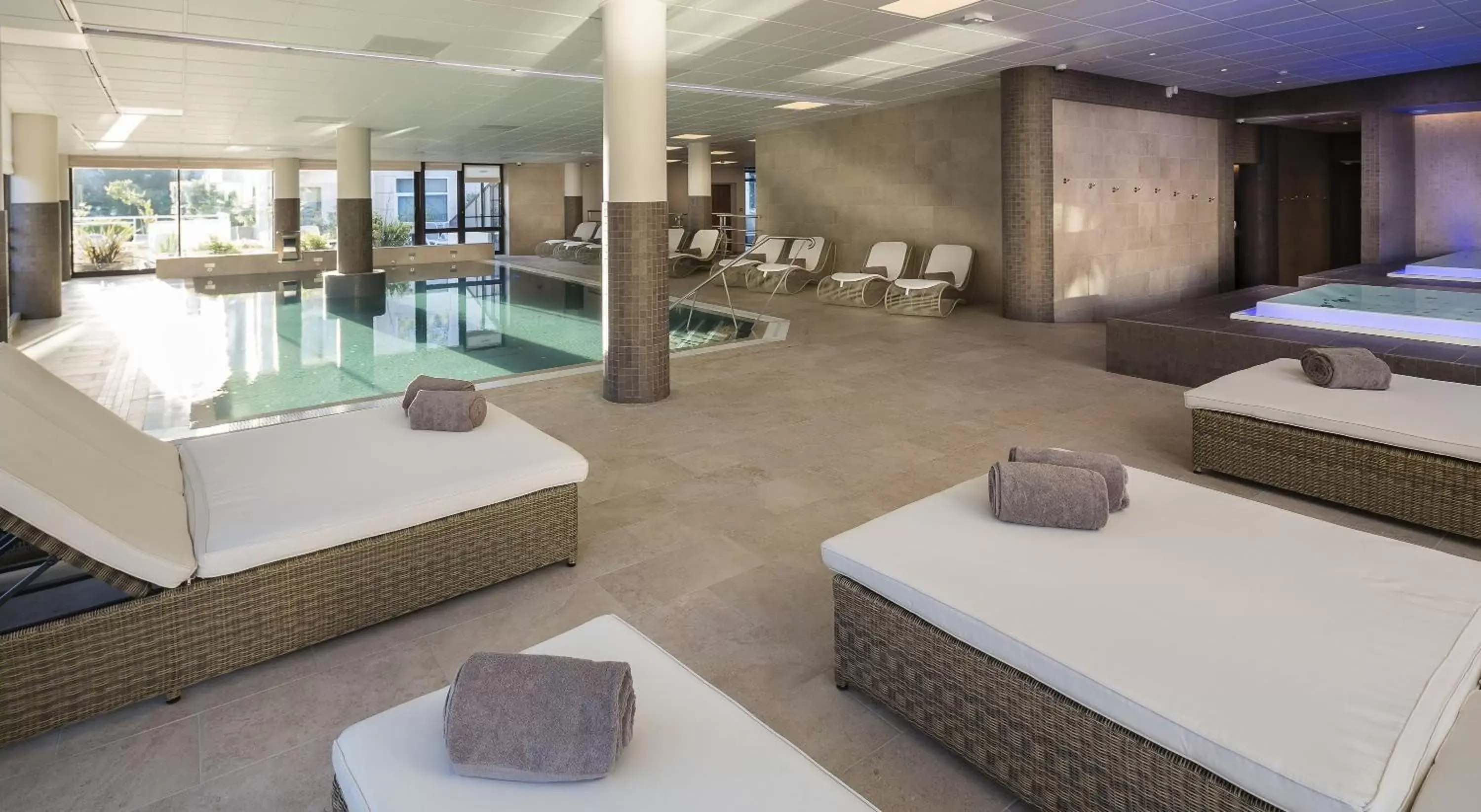 Swimming Pool in Golden Tulip Aix les Bains - Hotel & Spa