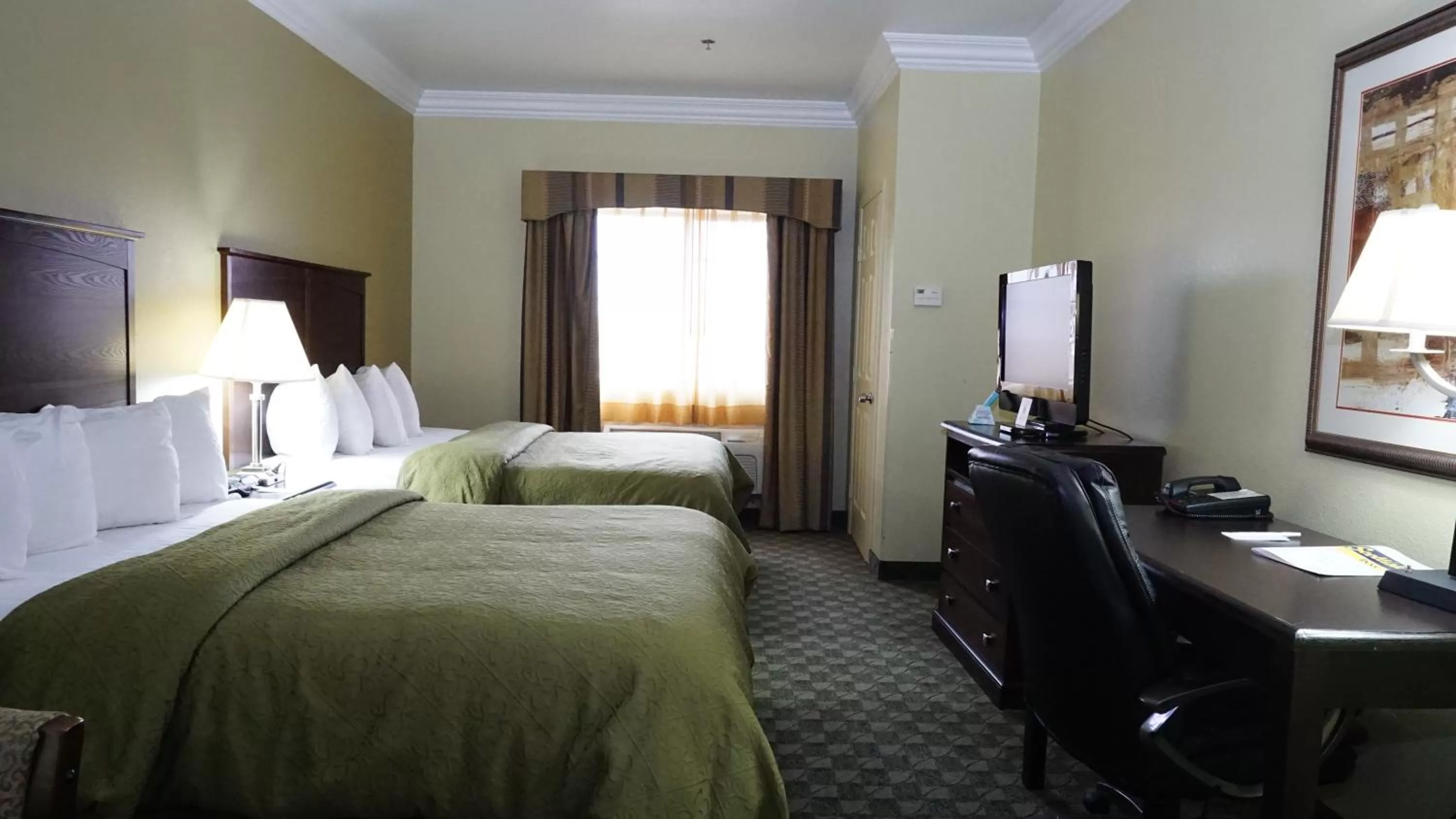 Photo of the whole room, Bed in Scottish Inns - Cresson