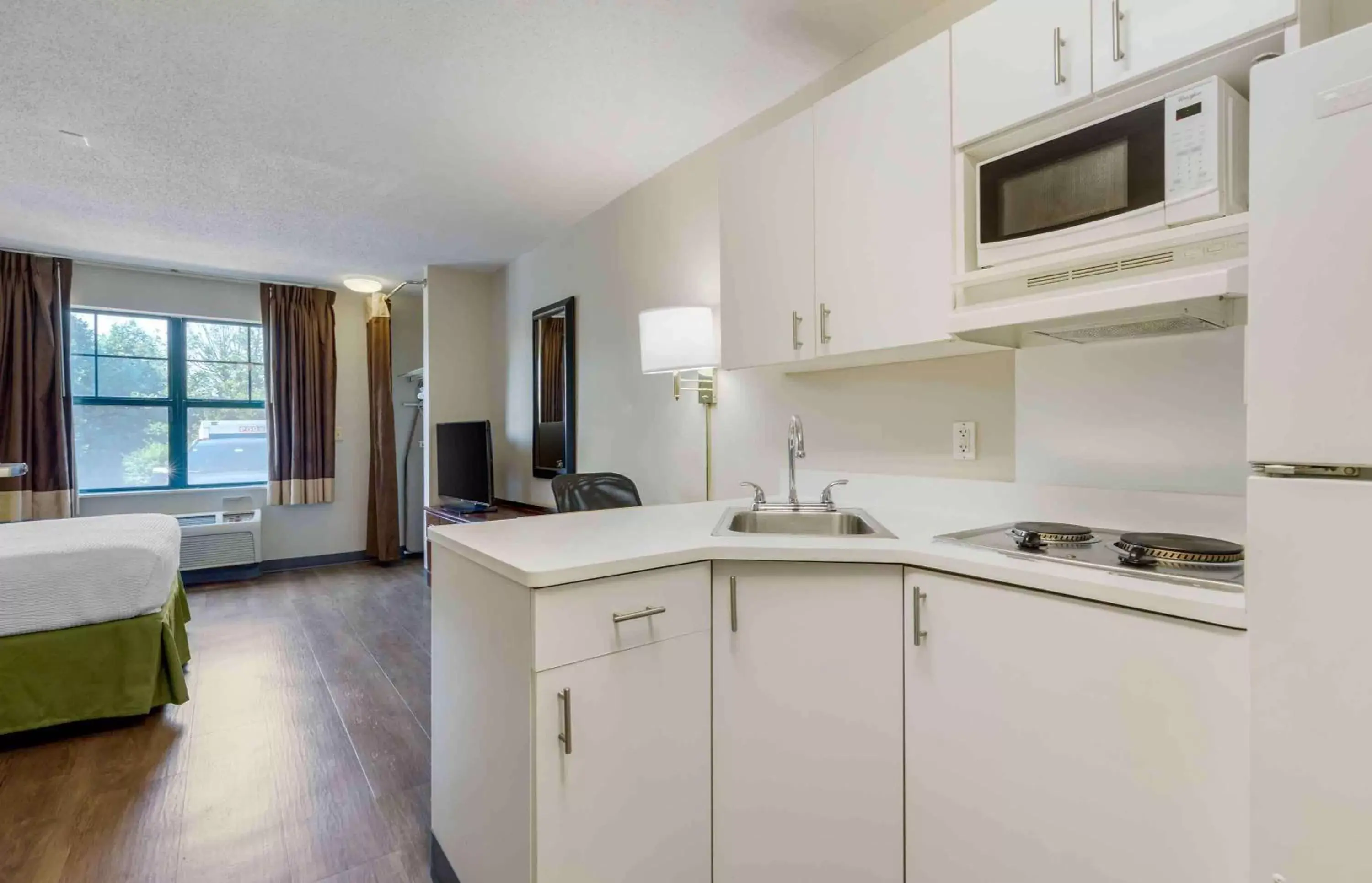 Bedroom, Kitchen/Kitchenette in Extended Stay America Suites - Washington, DC - Germantown - Milestone