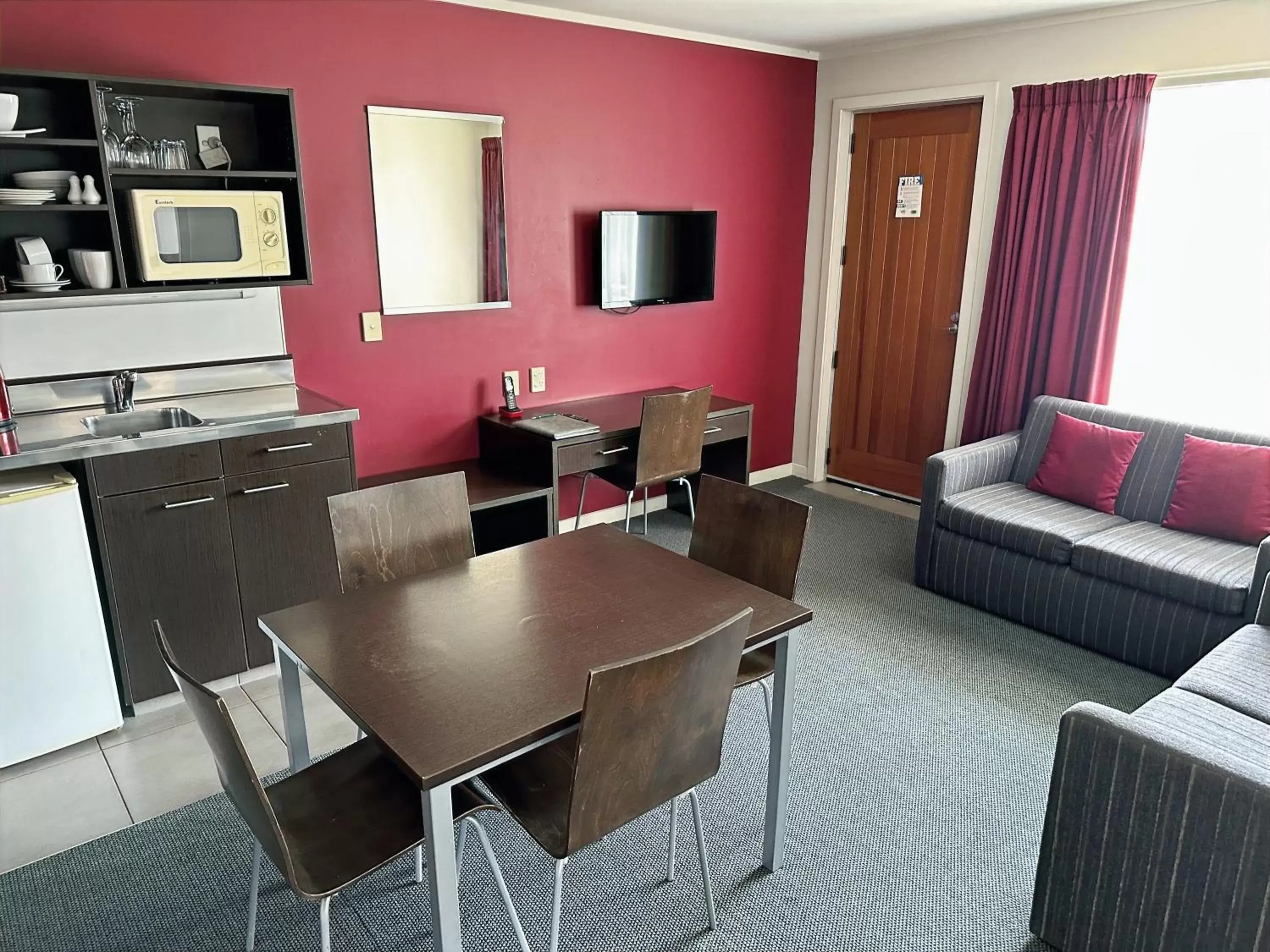 Kitchen or kitchenette, Dining Area in Arena Lodge