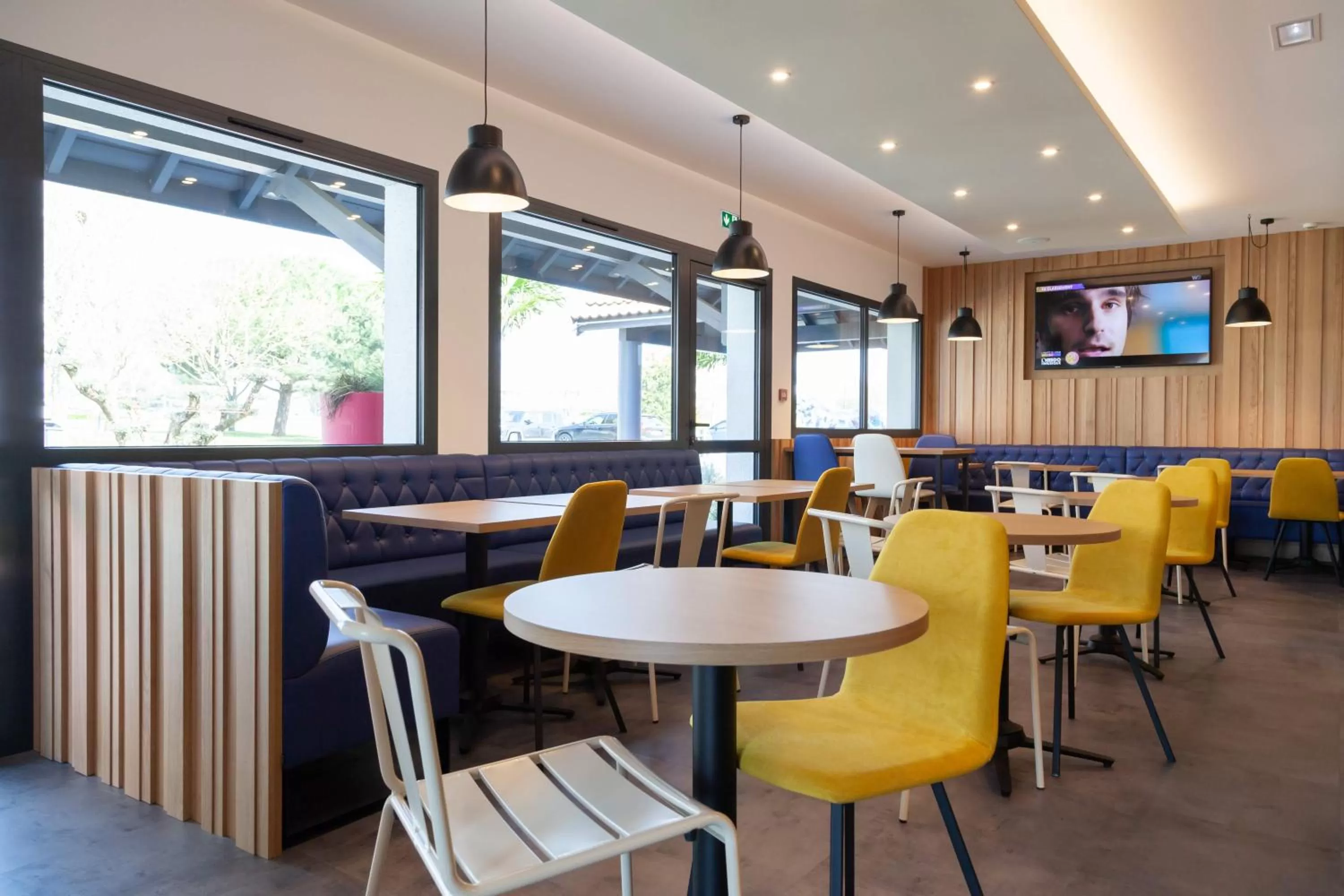 Communal lounge/ TV room in Kyriad Niort-Espace MendesFrance