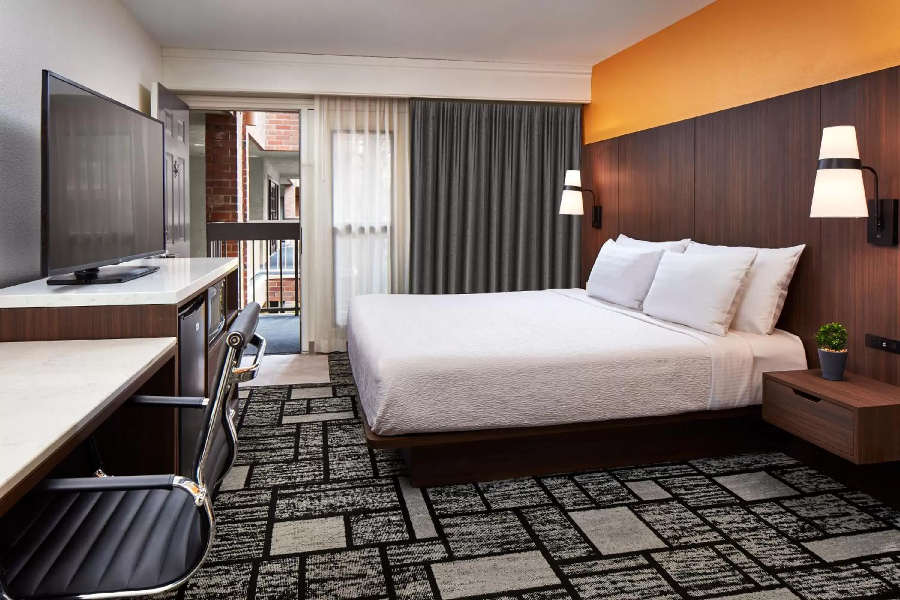 Bed in Best Western Plus Meridian Inn & Suites, Anaheim-Orange