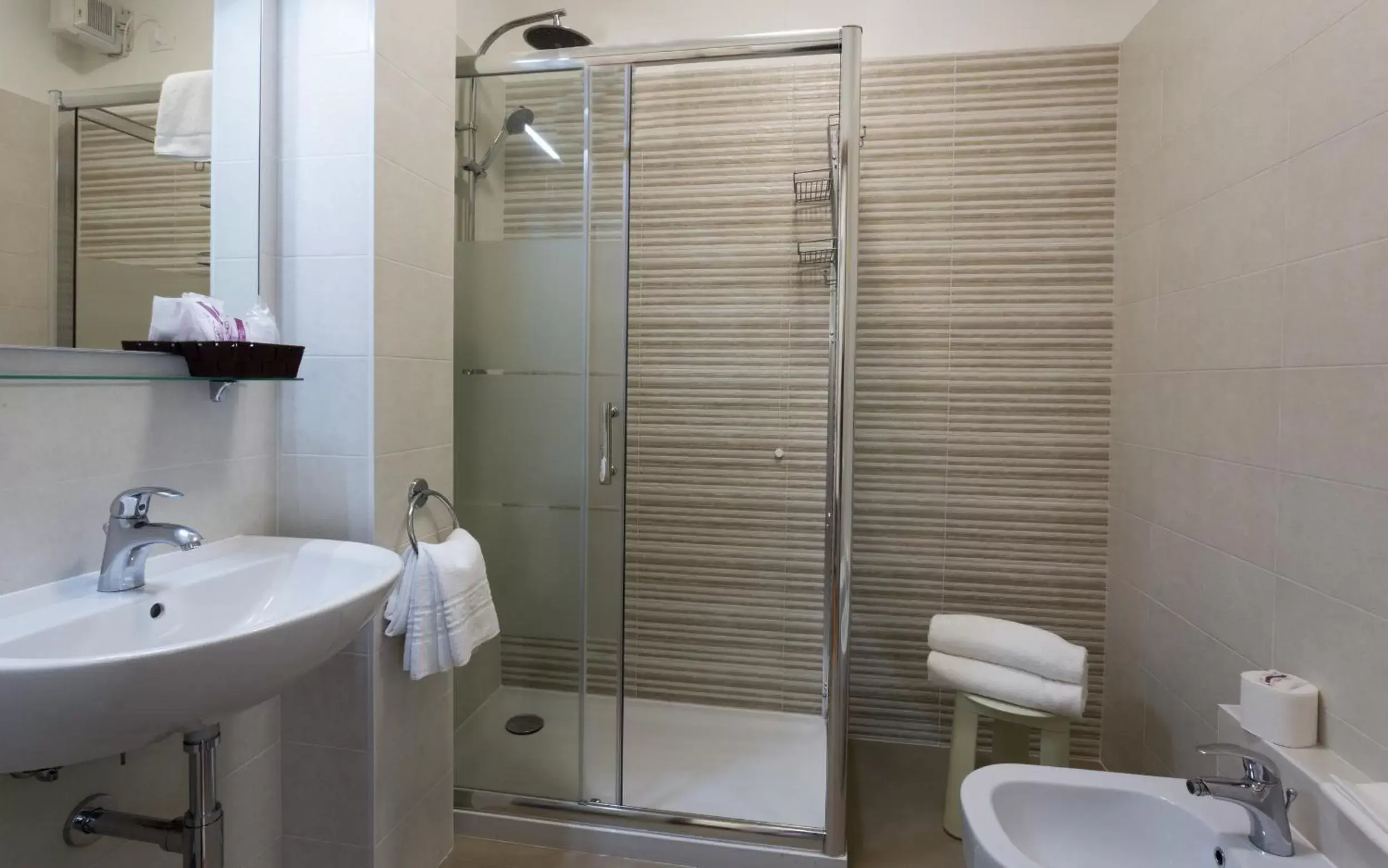 Shower in Hotel Airmotel