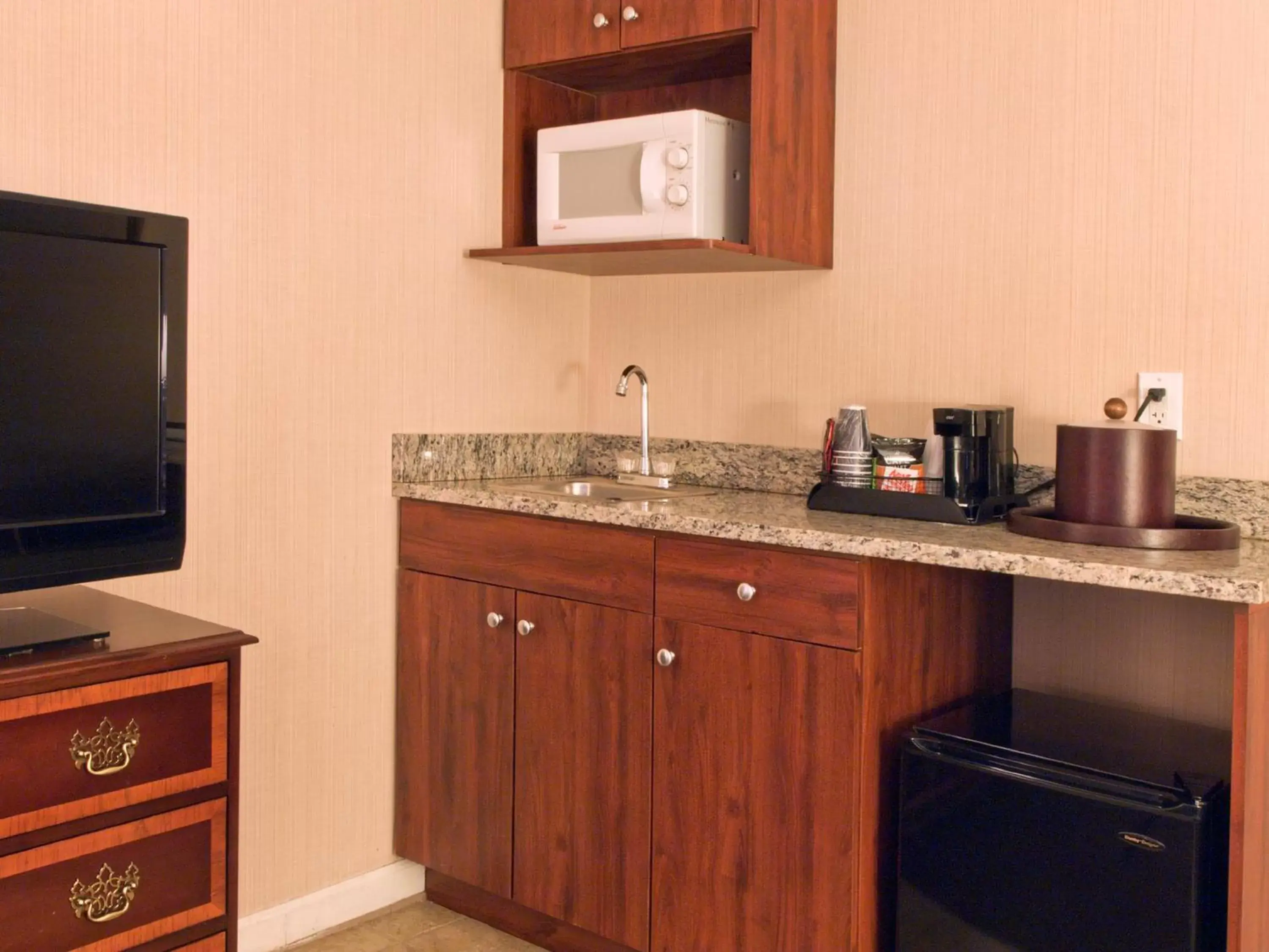 Photo of the whole room, Kitchen/Kitchenette in Buffalo Airport Hotel