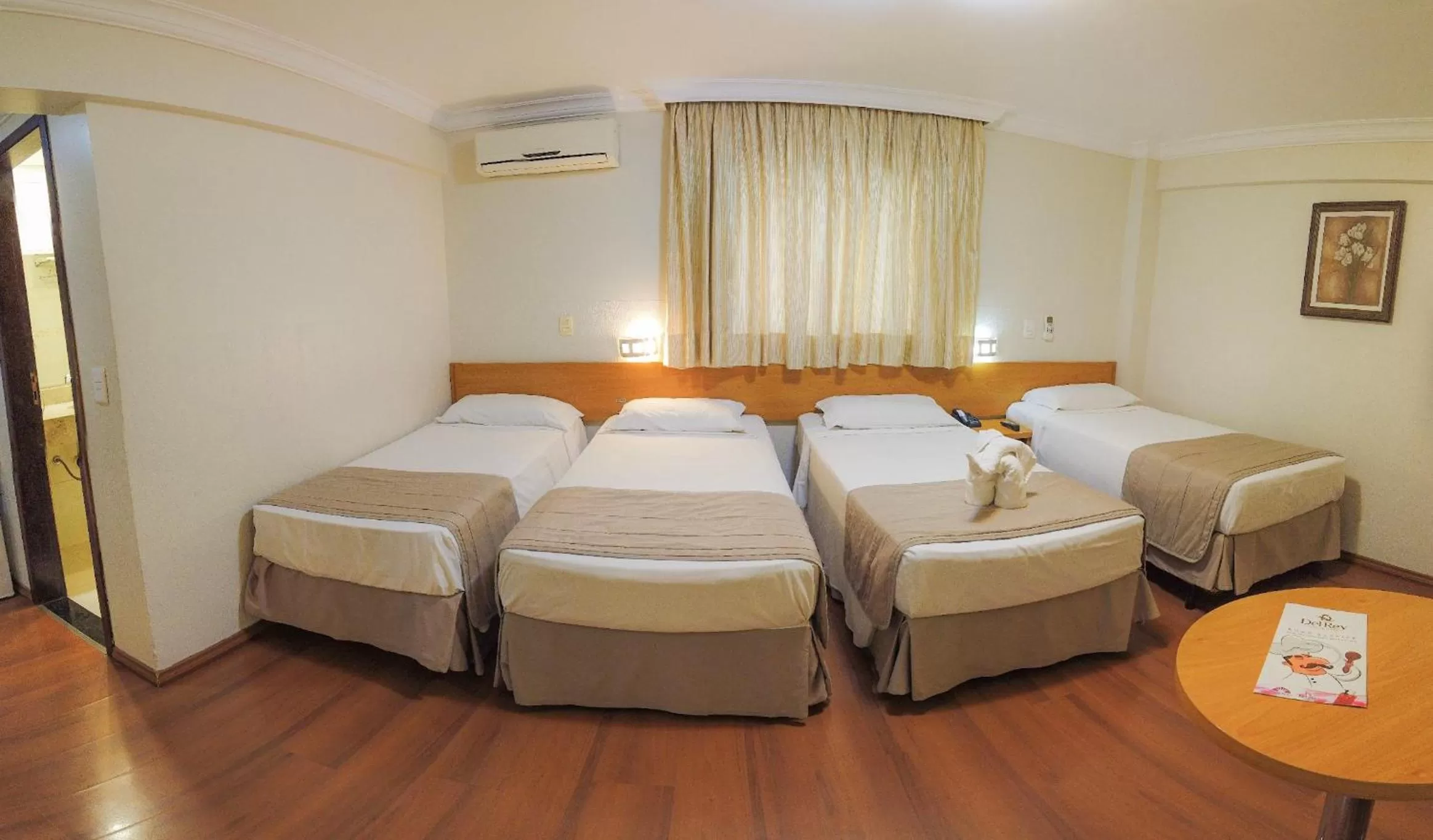 Bed in Del Rey Quality Hotel