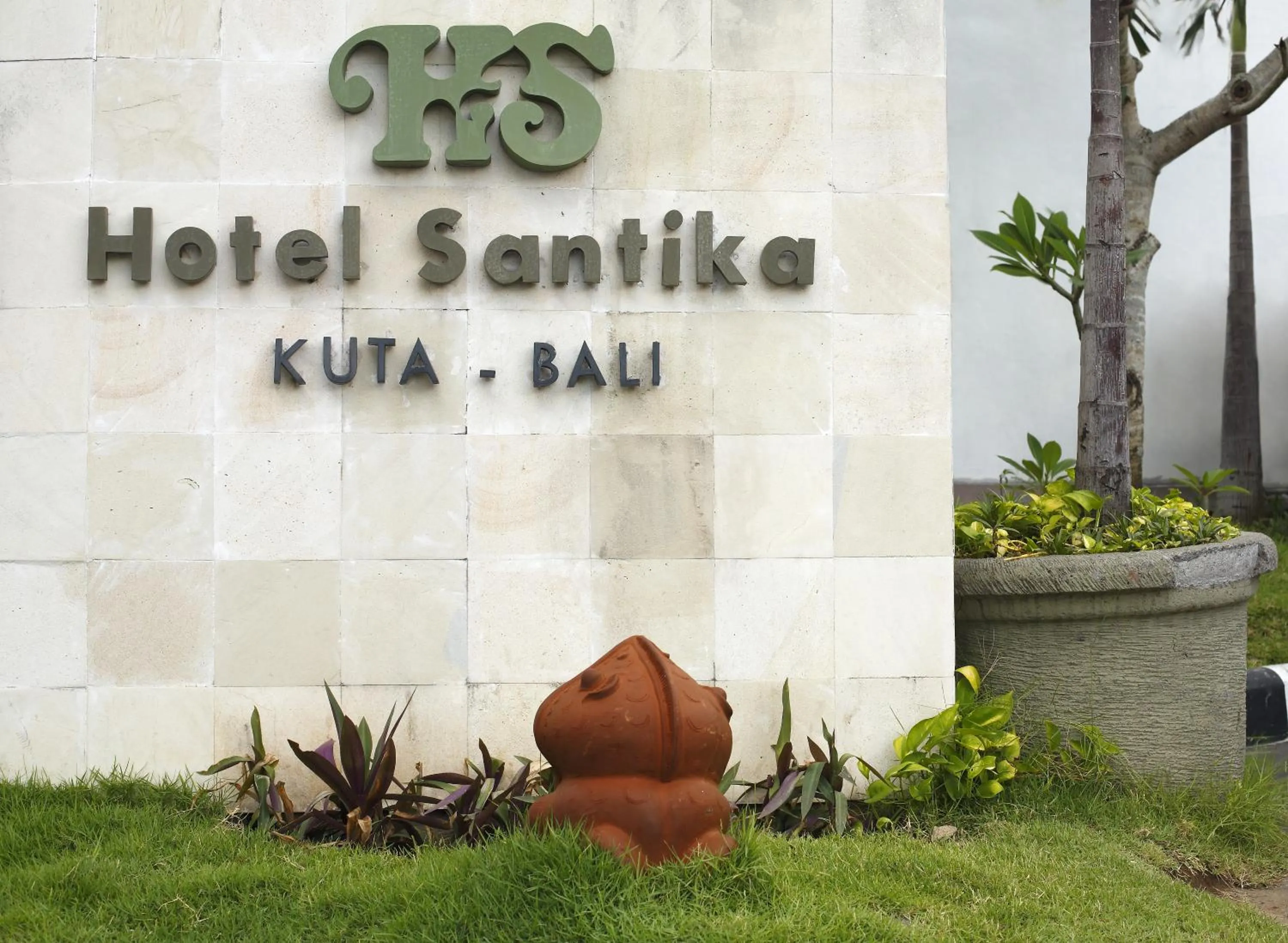 Facade/entrance in Hotel Santika Kuta