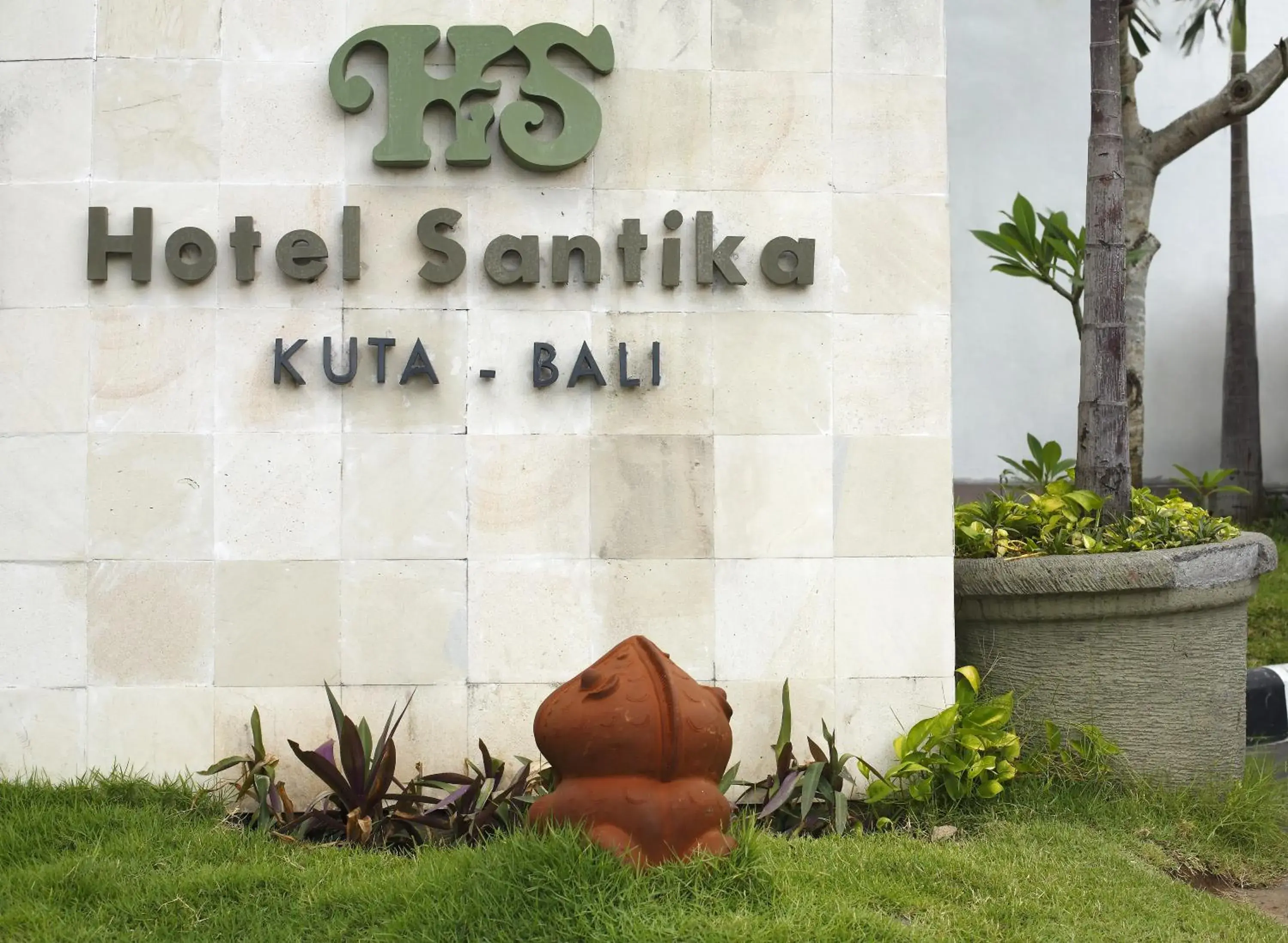 Facade/entrance in Hotel Santika Kuta Bali