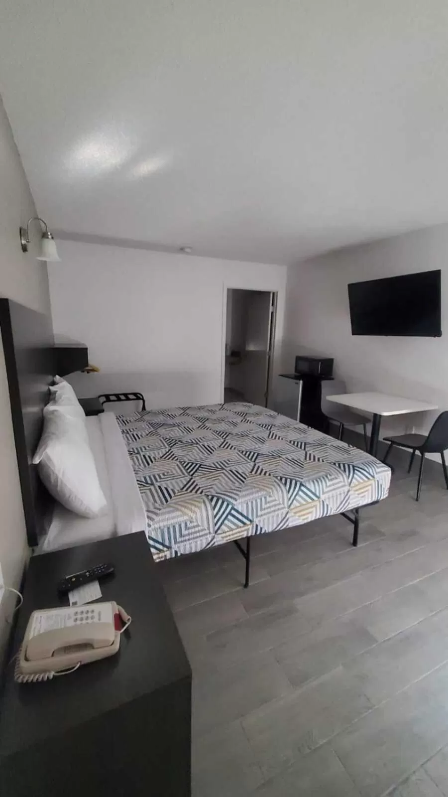 Bedroom, Bed in Crestview Inn