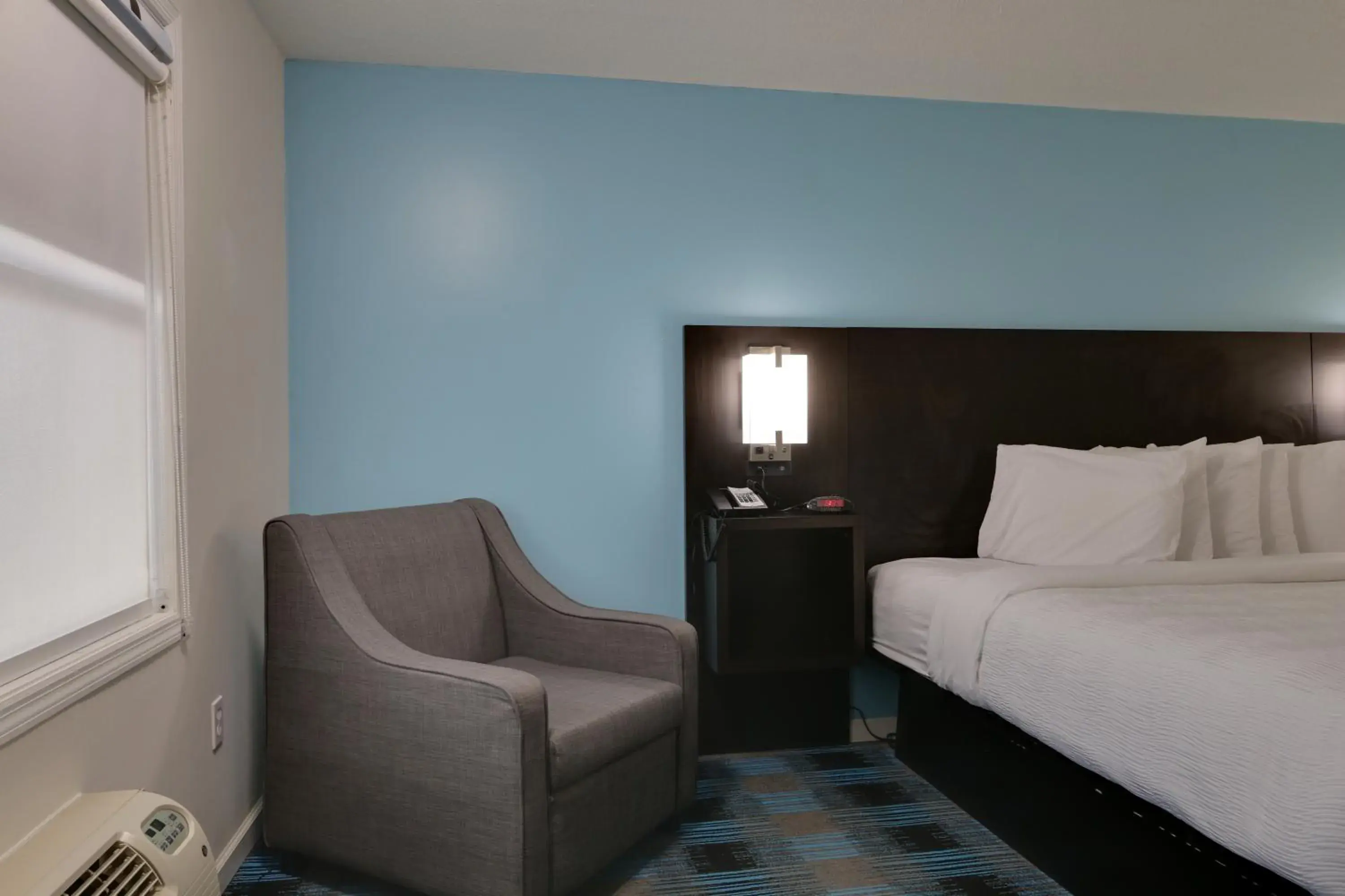 Seating area, Bed in Travelodge by Wyndham Calhoun South I-75