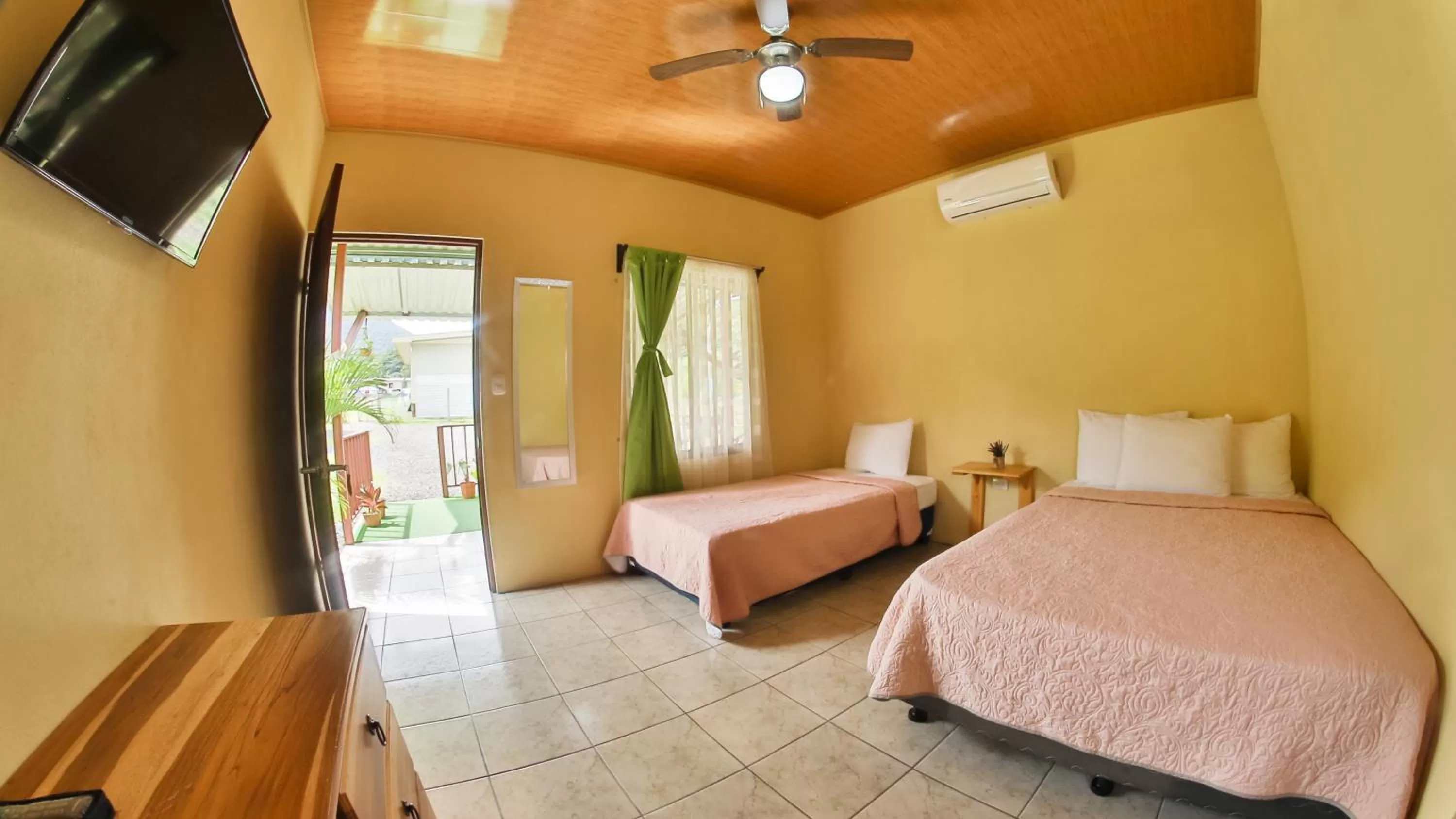 Photo of the whole room, Bed in Chongos Place