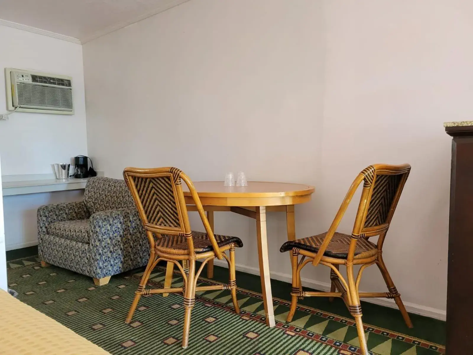 Coffee/tea facilities, Seating Area in Emerald Inn & Lounge