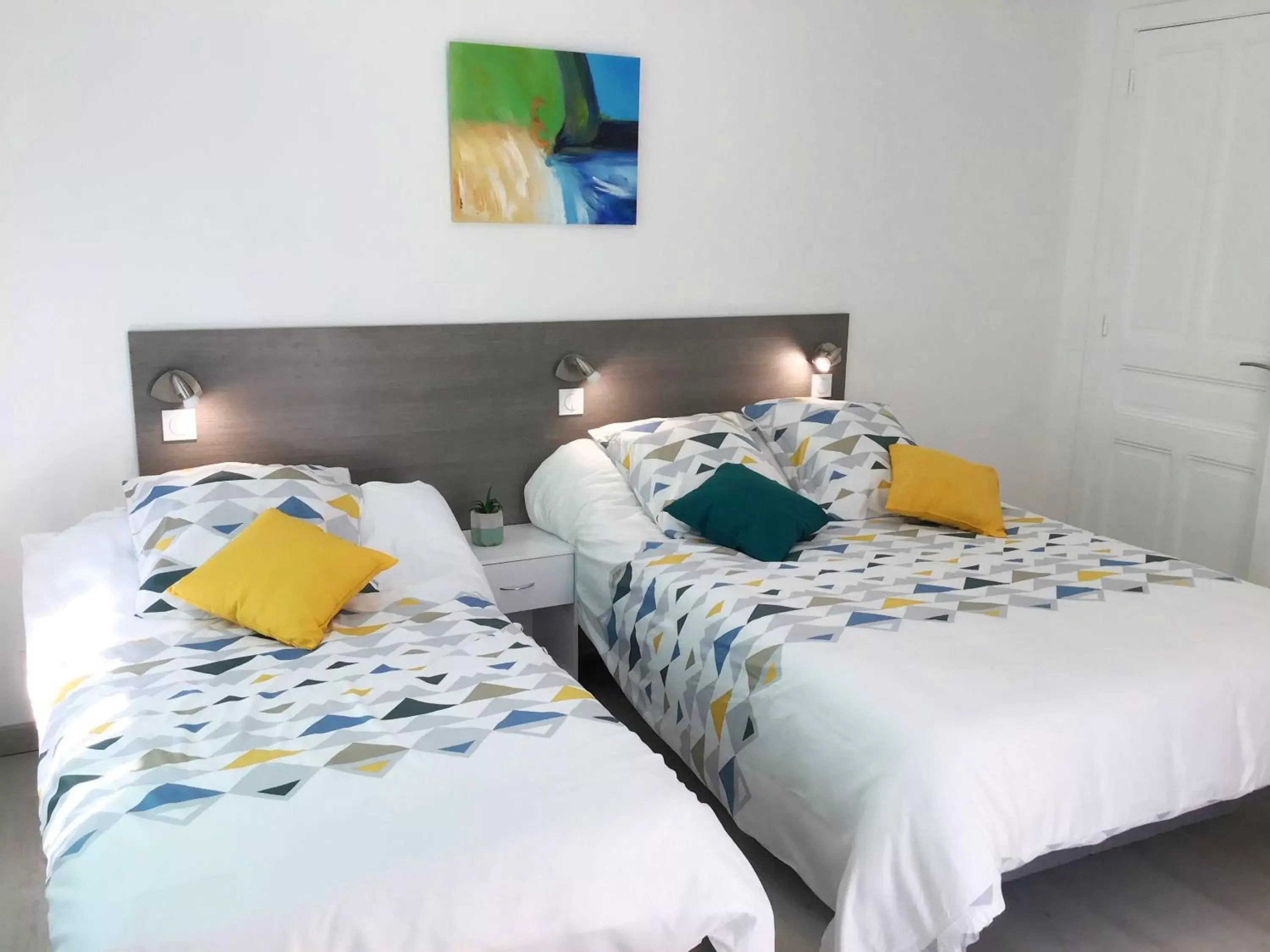 Bedroom, Bed in Appartement Le Solea 100m2 climatisé parking proche Sanctuaires