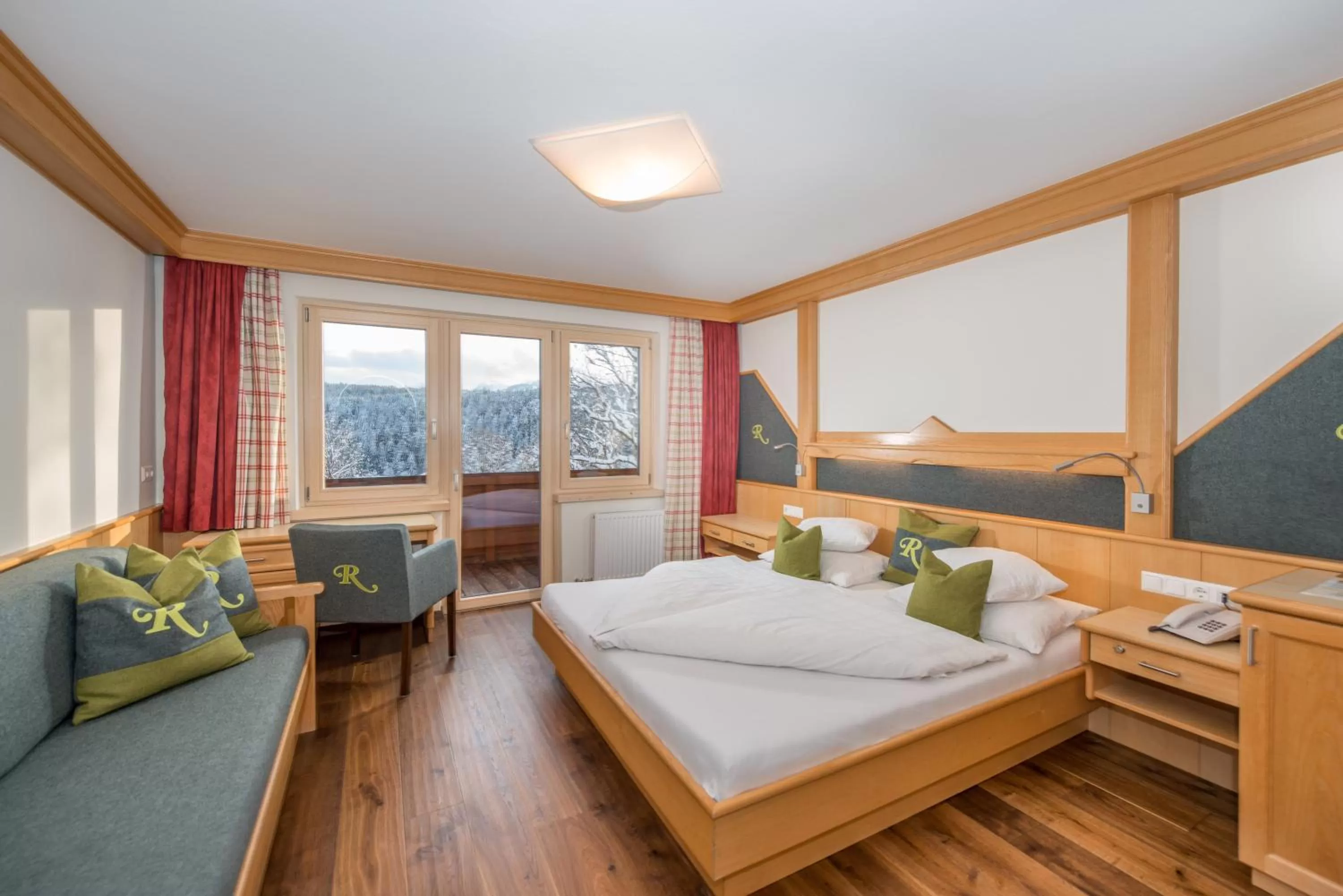 Living room, Bed in Hotel Rösslhof