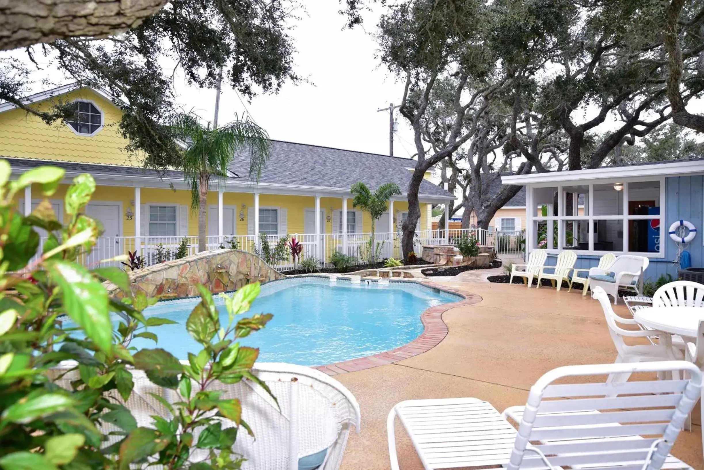 Garden, Swimming Pool in D&R Pelican Bay Resort