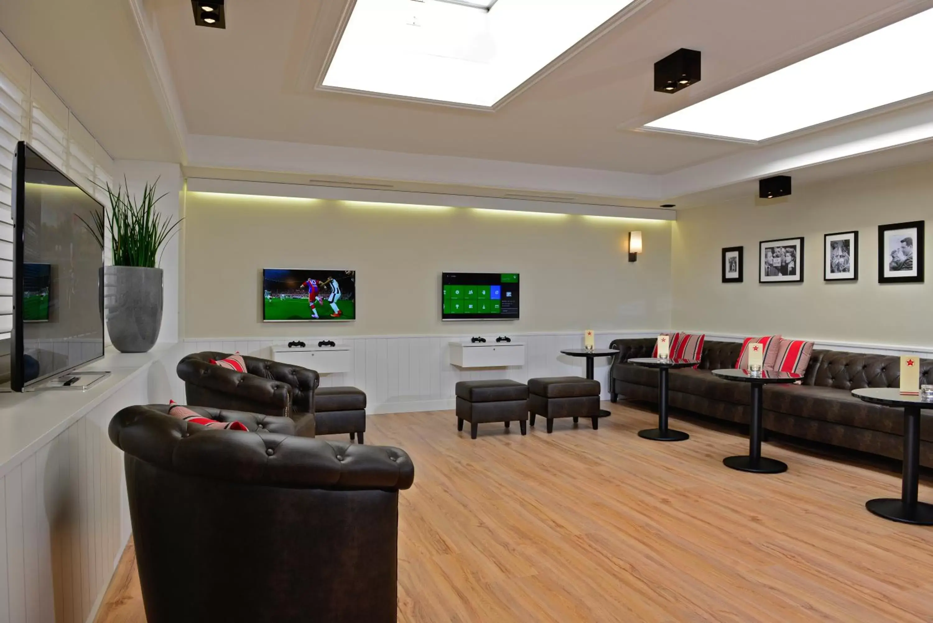 Communal lounge/ TV room, Seating Area in Best Western Premier Parkhotel Kronsberg