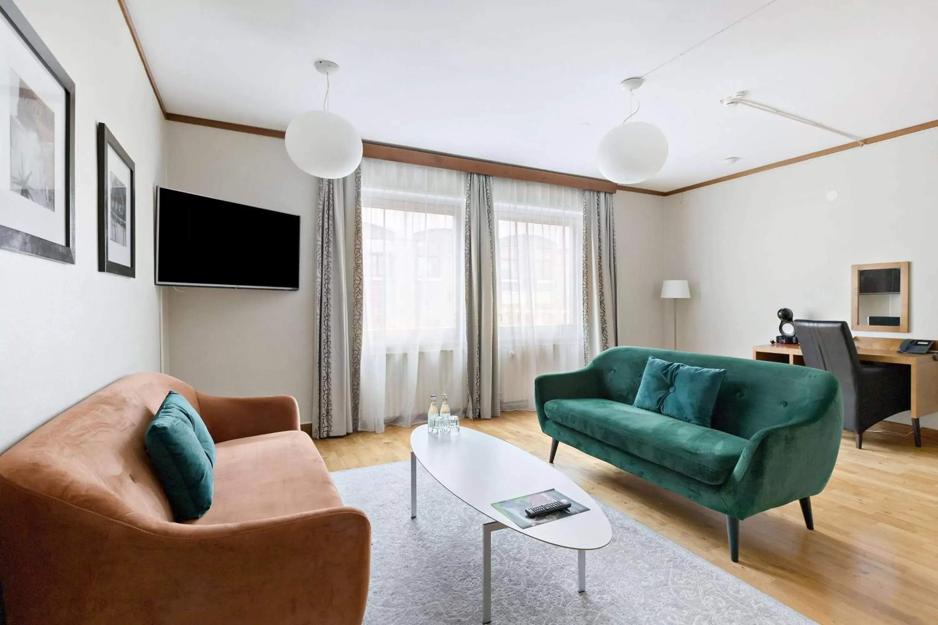 Bedroom, Seating Area in Best Western Plaza Hotel