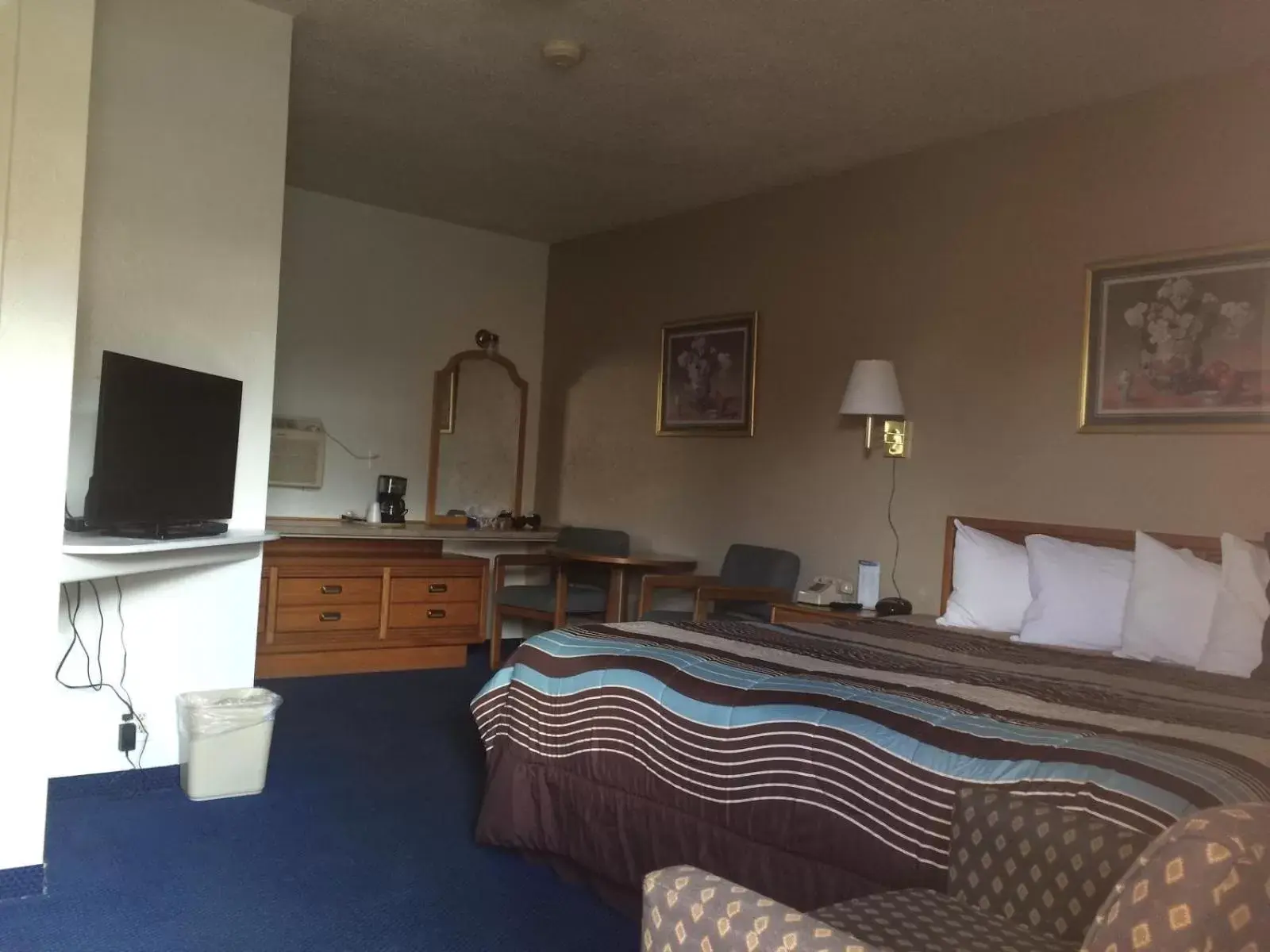 Photo of the whole room, Bed in Travel Inn Motel