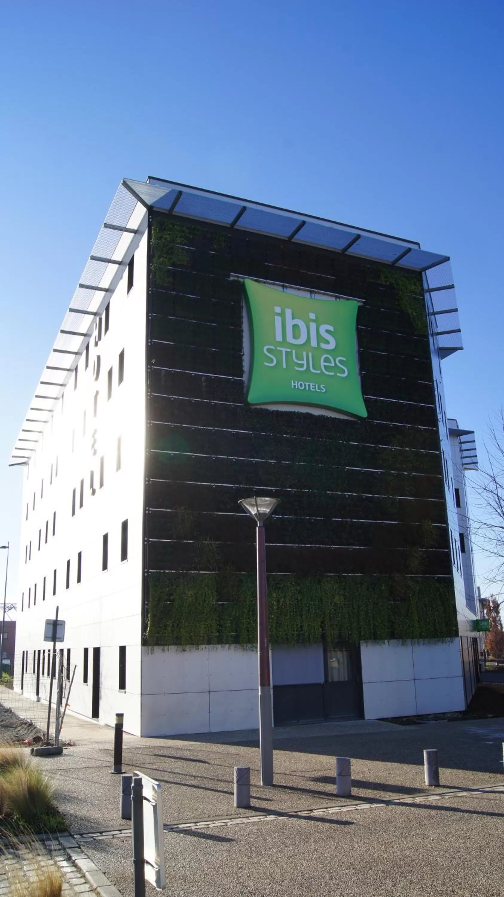 Facade/entrance in ibis Styles Romans-Valence Gare TGV