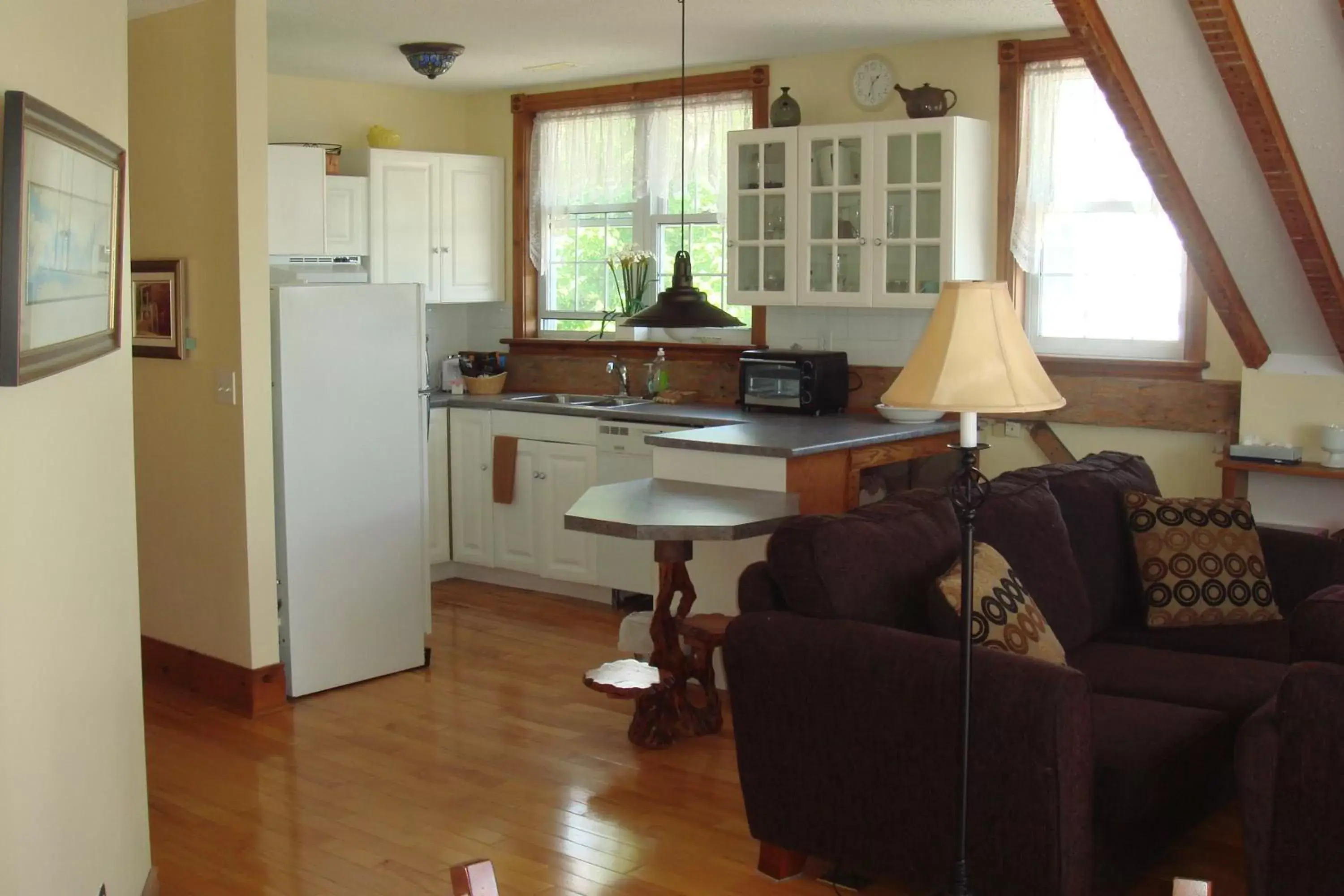 Kitchen or kitchenette, Seating Area in Boathouse Country Inn