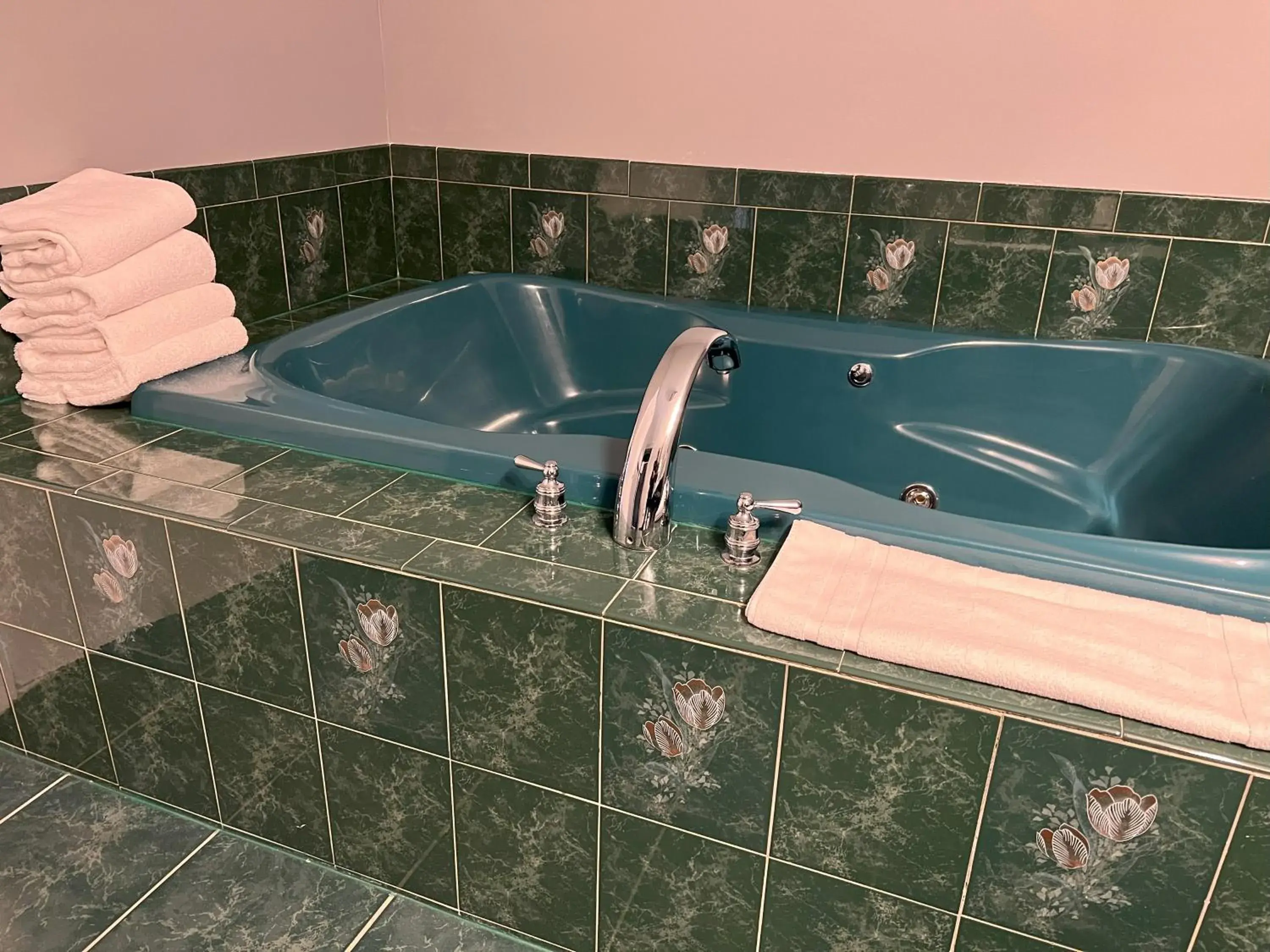 Hot Tub, Bathroom in The Georgian Lakeside Resort