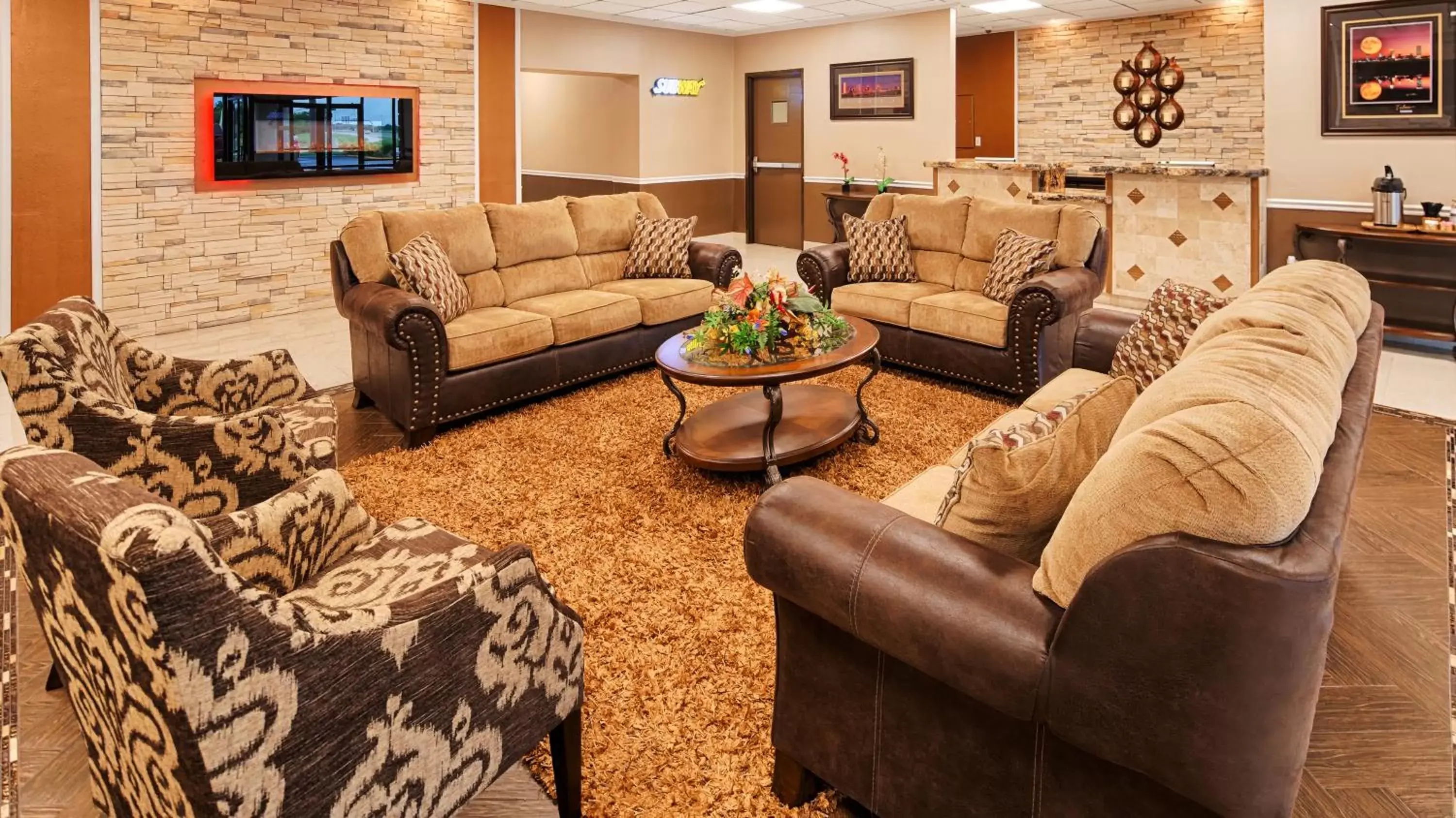 Communal lounge/ TV room, Seating Area in Best Western Tulsa Airport
