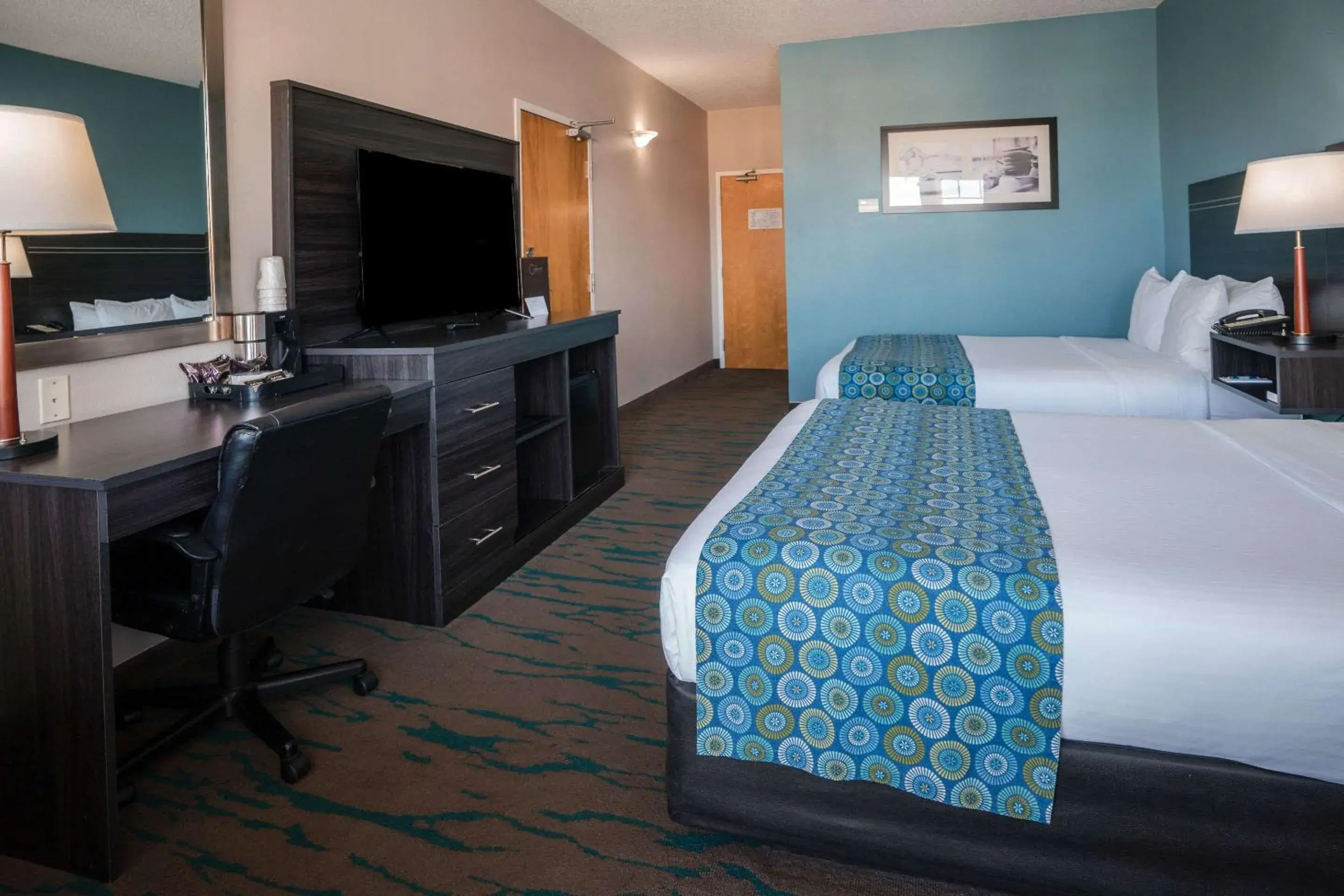 Bedroom, Bed in Gateway Hotel & Suites, an Ascend Hotel Collection Member