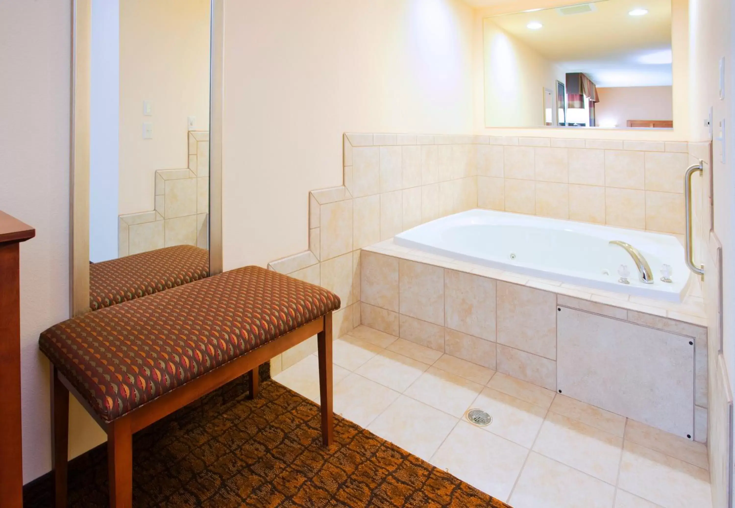 Photo of the whole room, Bathroom in Holiday Inn Express Hotel & Suites Mount Airy, an IHG Hotel