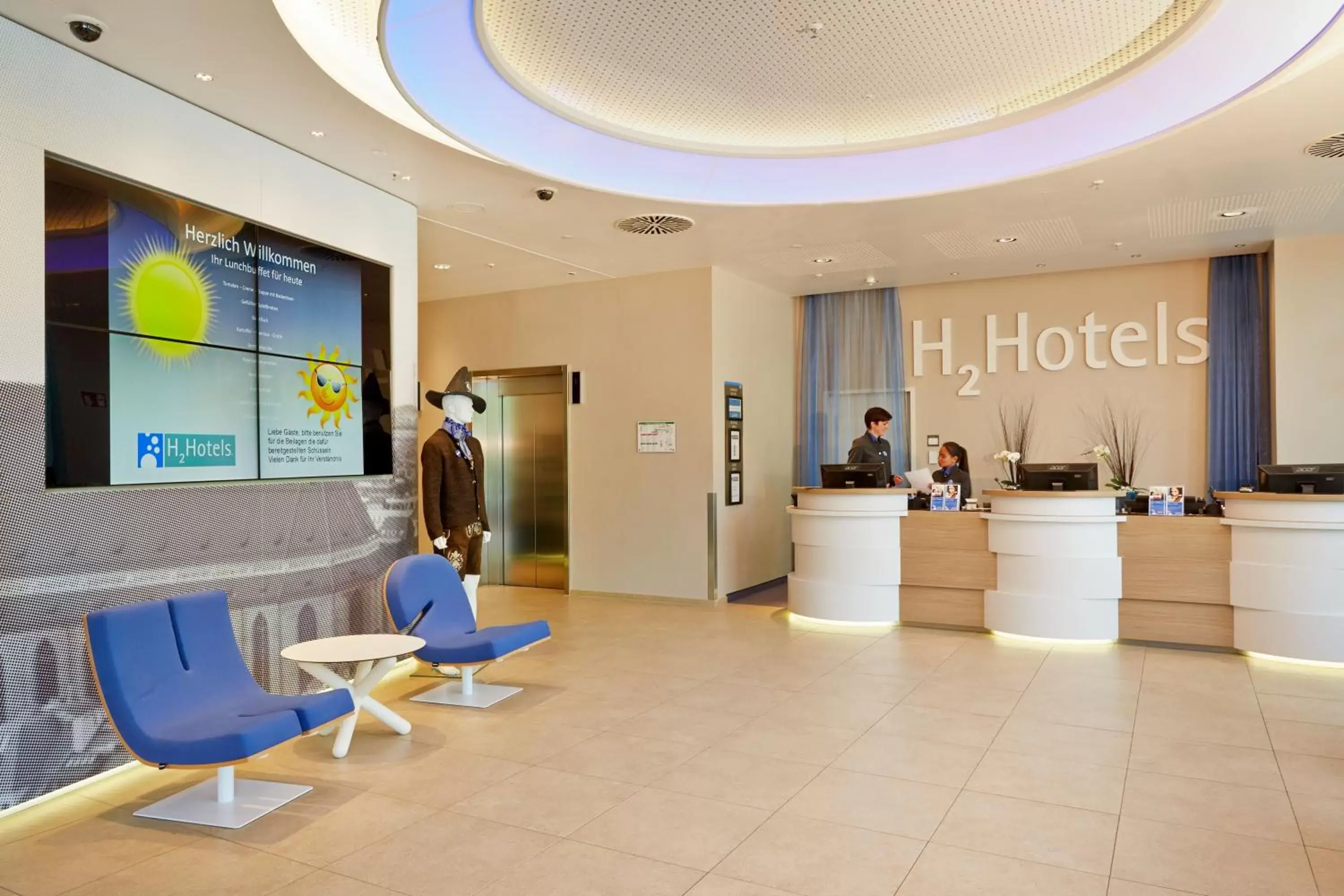 Lobby or reception in H2 Hotel München Messe