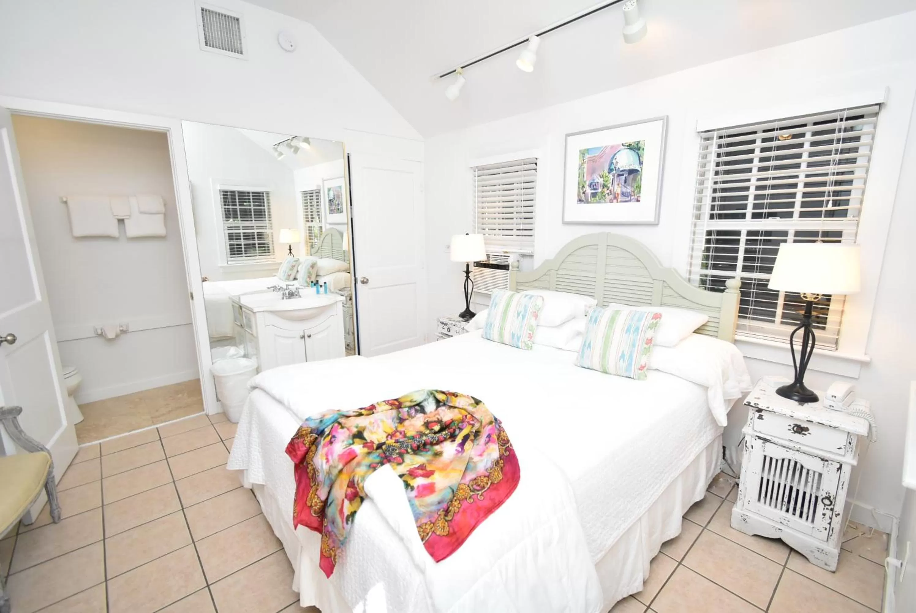 Bed in Simonton Court Historic Inn & Cottages