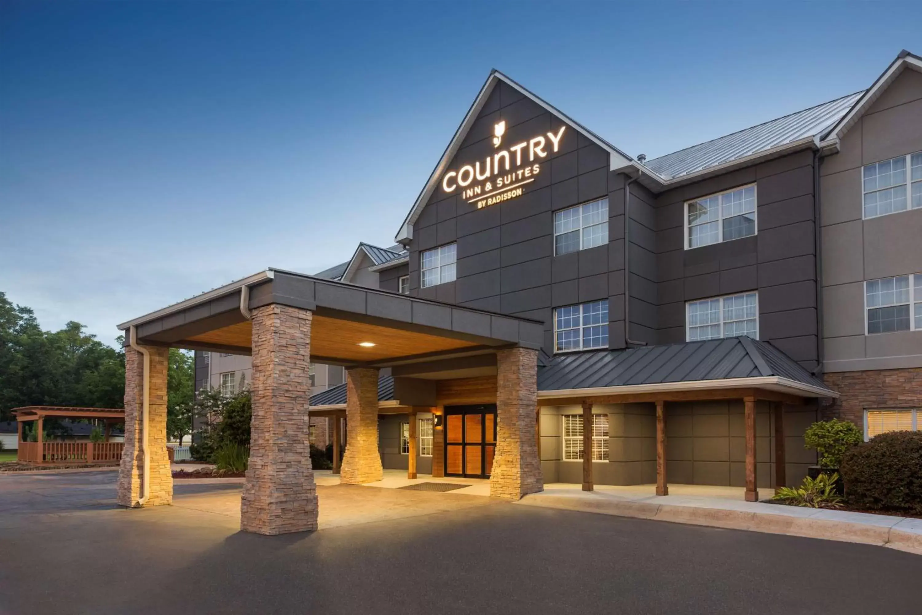 Property building in Country Inn & Suites by Radisson, Jackson-Airport, MS
