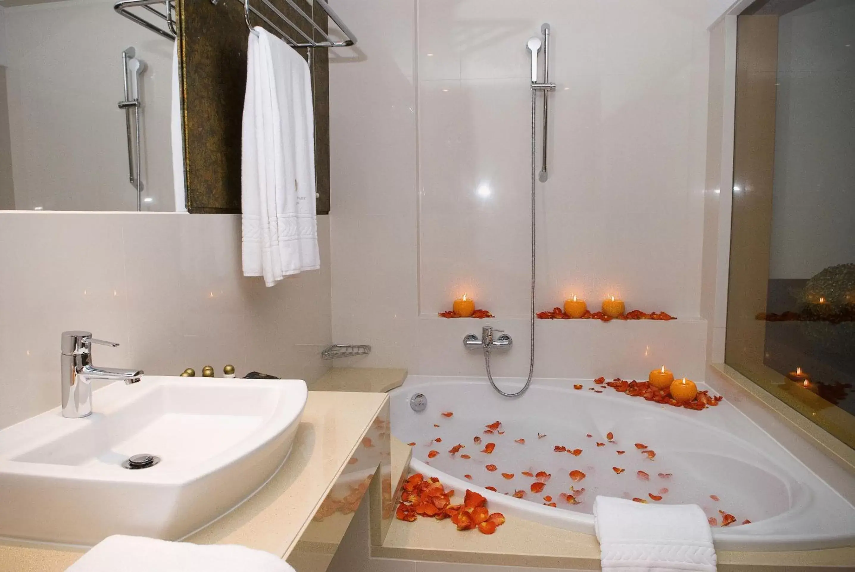 Shower, Bathroom in Penafiel Park Hotel & Spa