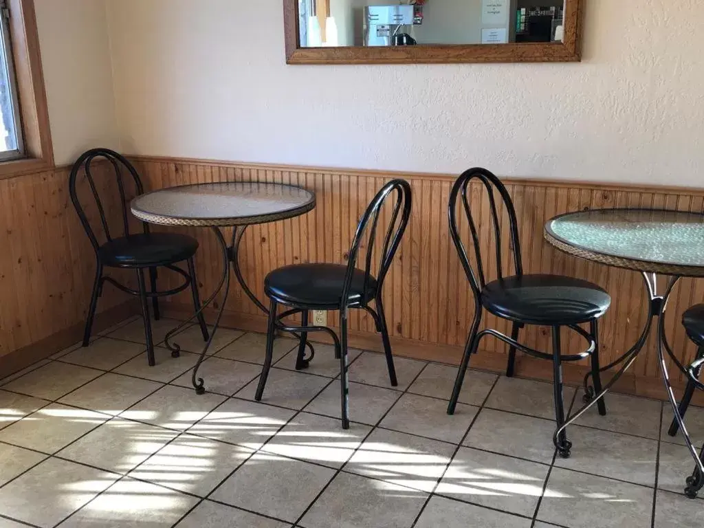 Seating Area in Knights Inn - Baker City