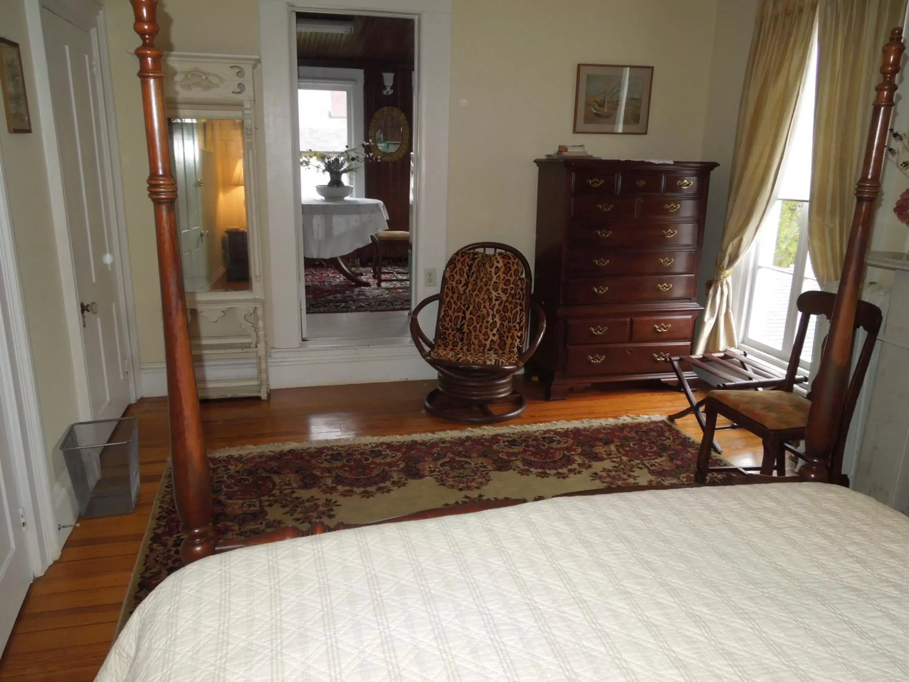 Photo of the whole room, Seating Area in Victorian Bed & Breakfast of Staten Island
