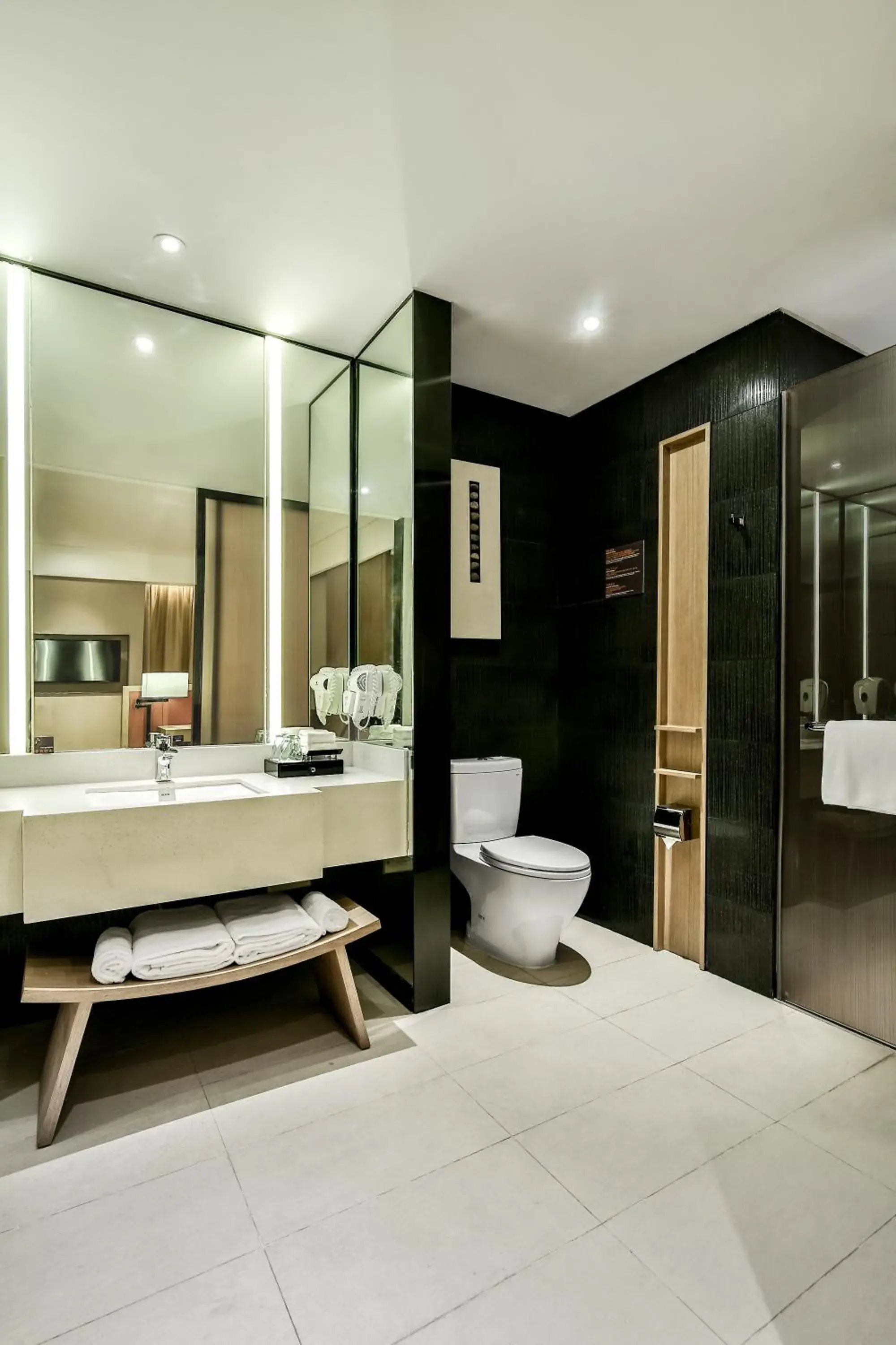 Toilet, Bathroom in Holiday Inn Express Chengdu Wenjiang Hotspring, an IHG Hotel