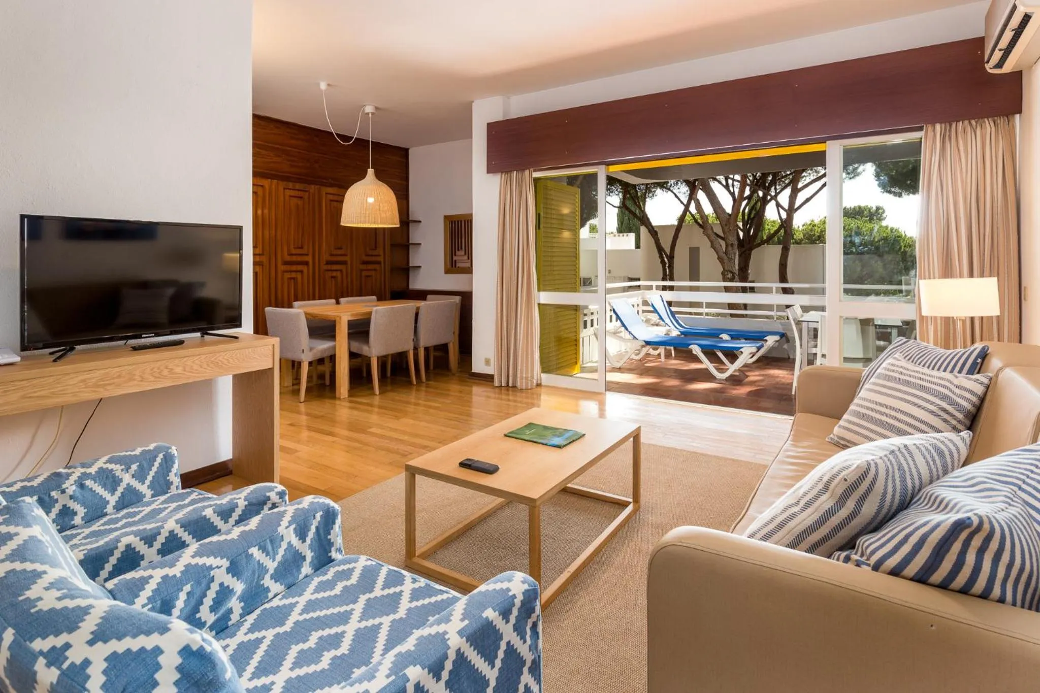 Communal lounge/ TV room in Apartamentos Turisticos Pinhal Da Marina