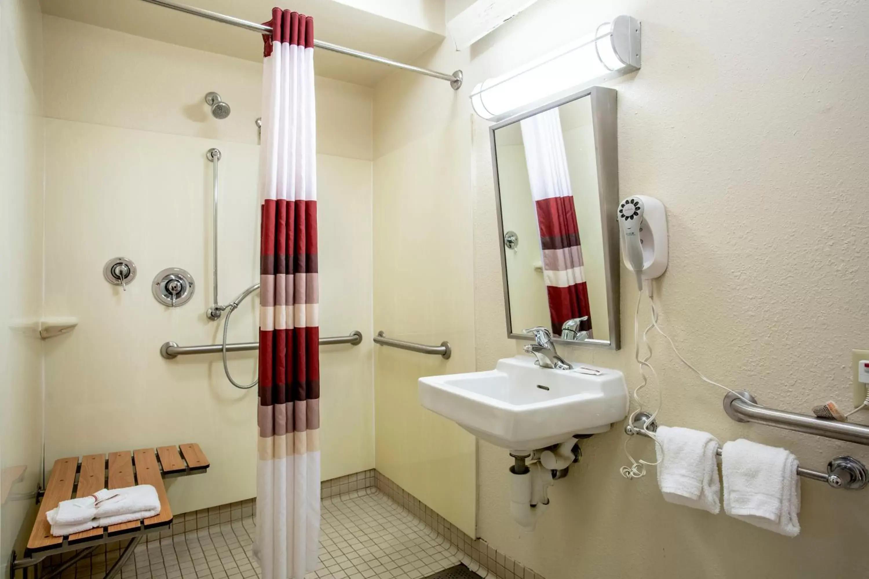 Bathroom in Red Roof Inn PLUS+ Chicago - Northbrook/Deerfield