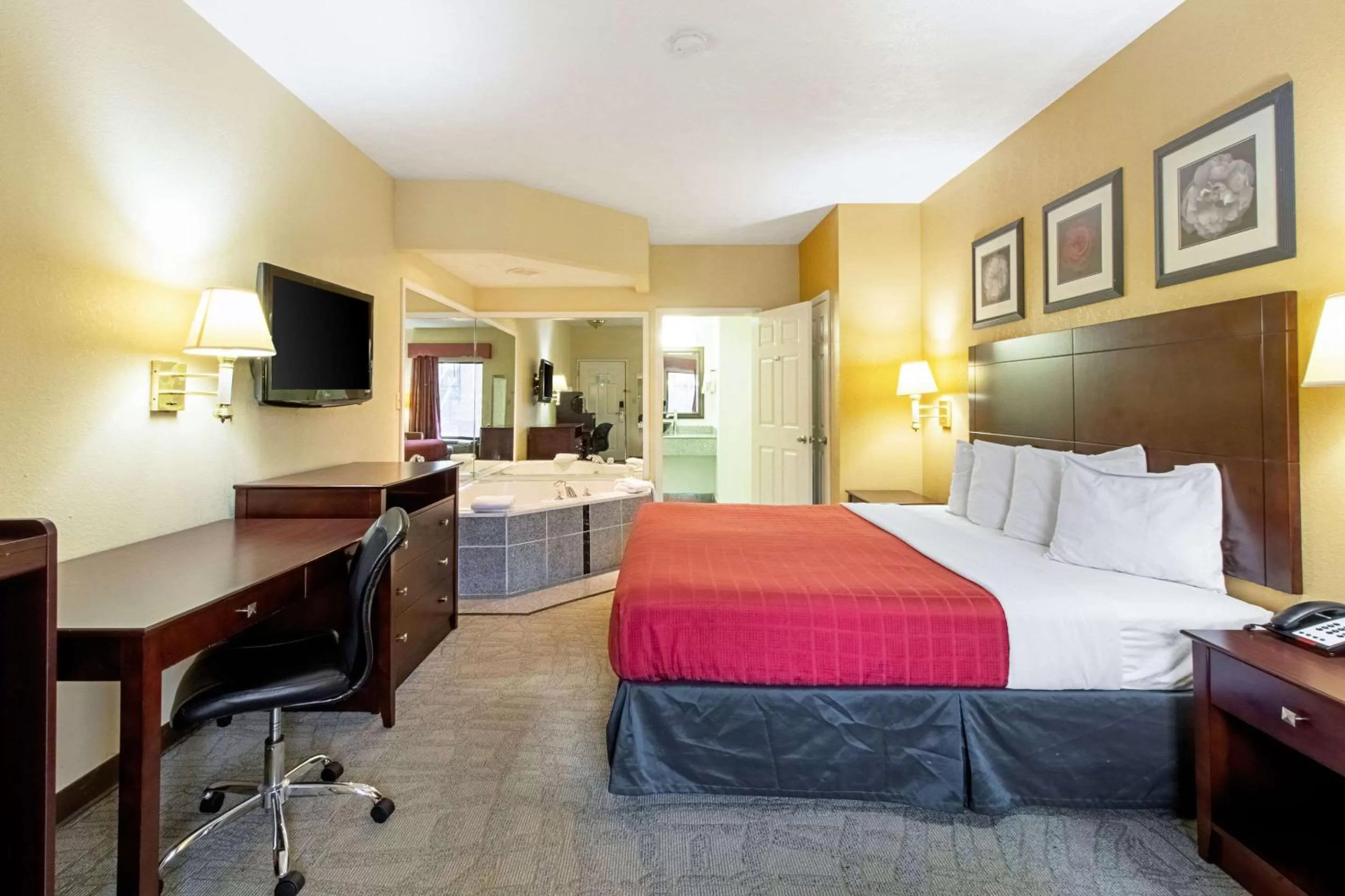 Photo of the whole room, Bed in Quality Inn & Suites Dickson