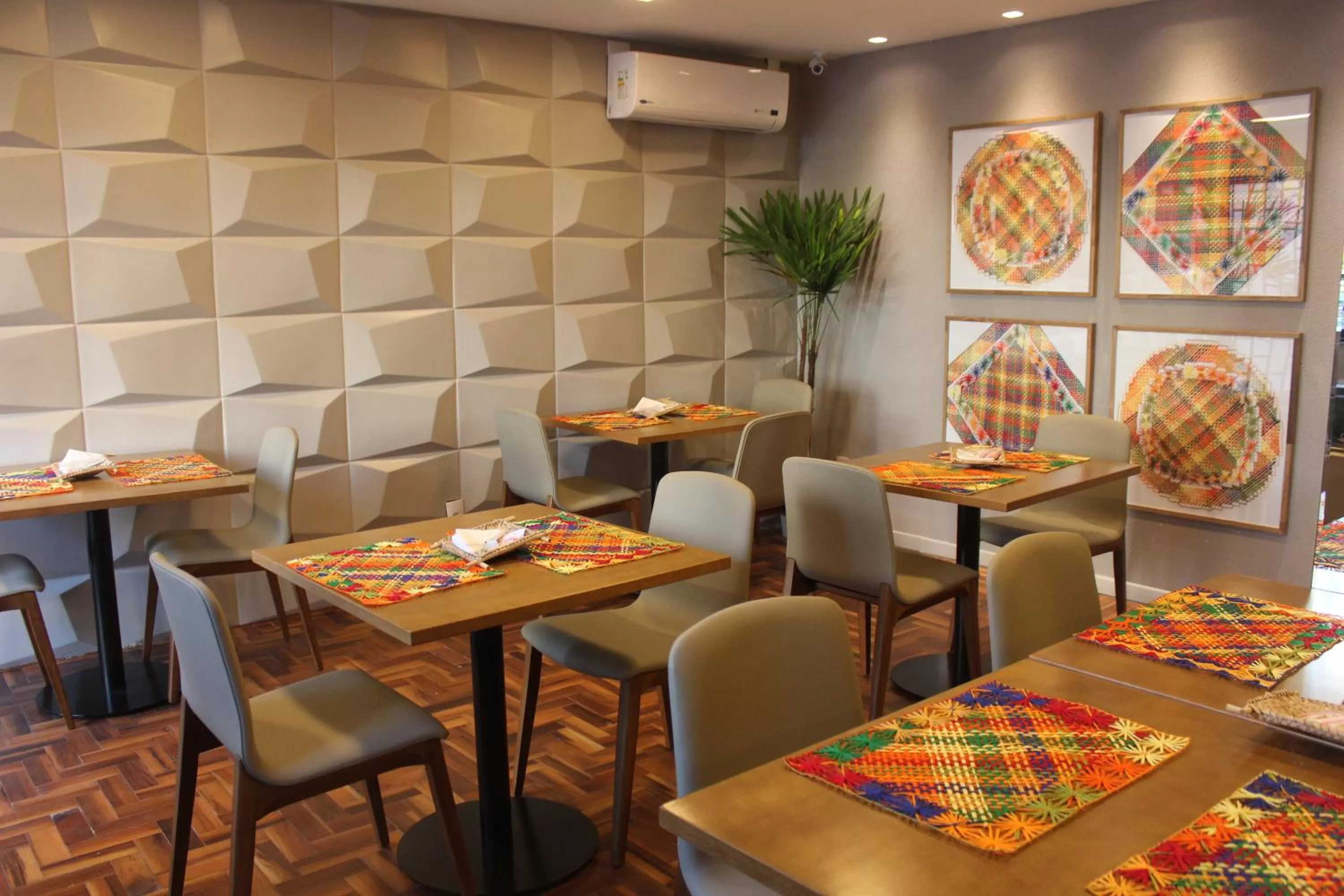 Restaurant/places to eat in Amenit Hotel