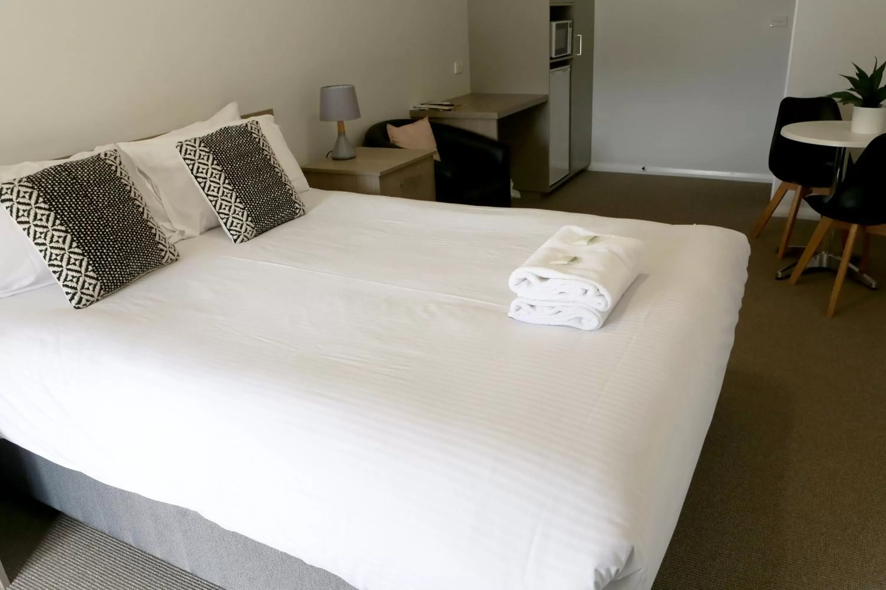 Photo of the whole room, Bed in Mudgee Vineyard Motor Inn