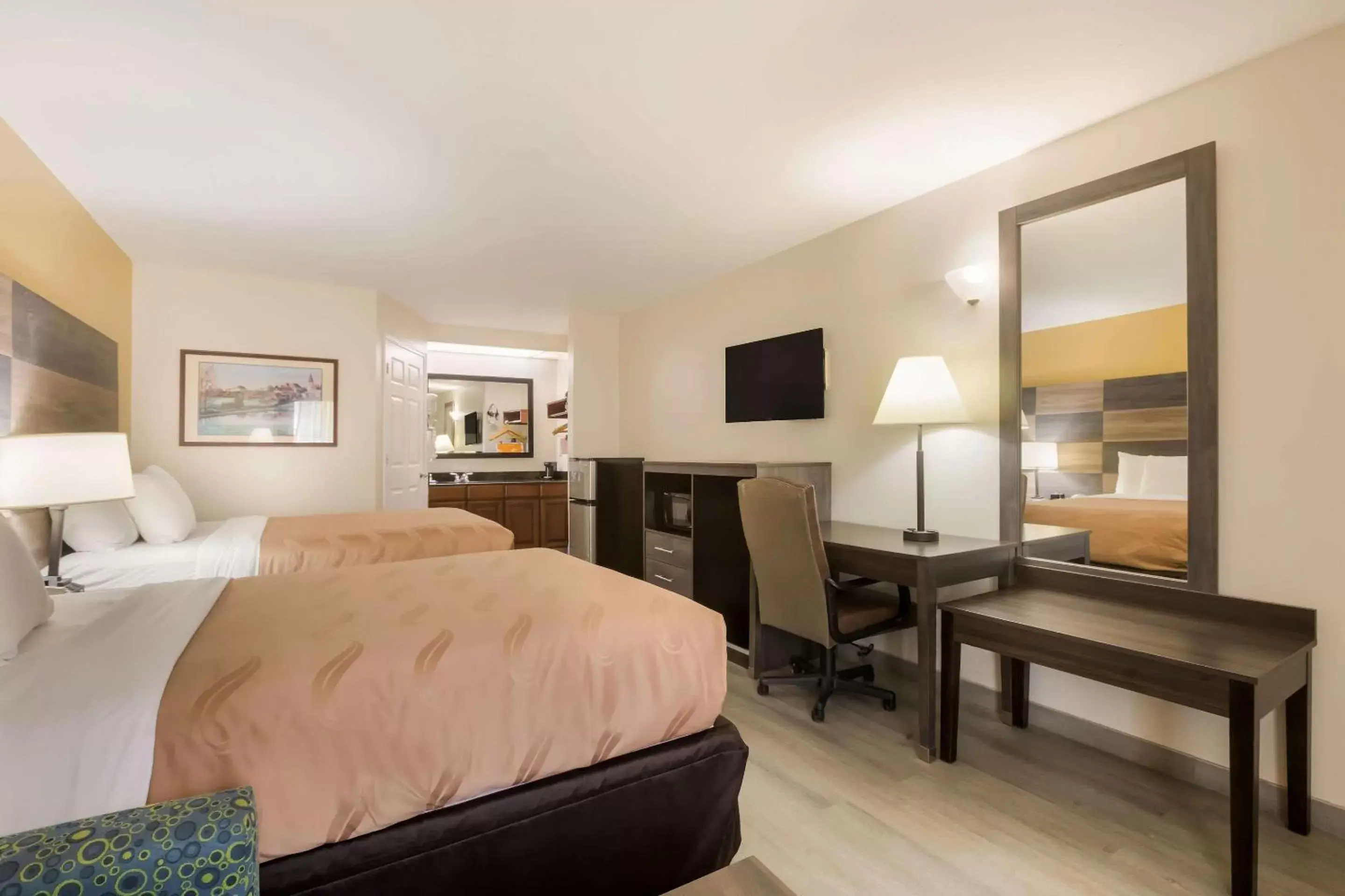 Bedroom in Quality Inn & Suites near Lake Oconee