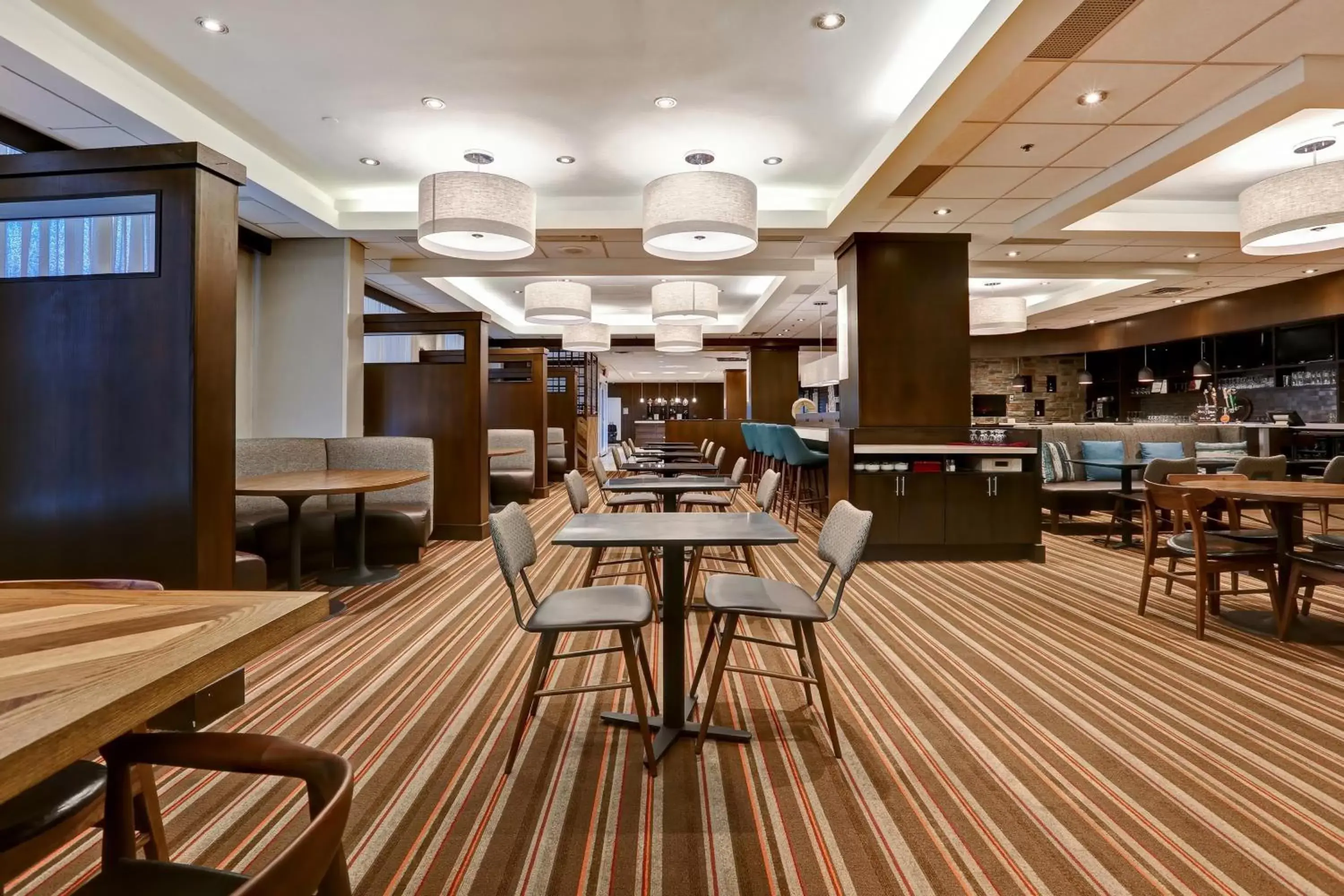 Lounge or bar, Restaurant/Places to Eat in Four Points by Sheraton Toronto Mississauga