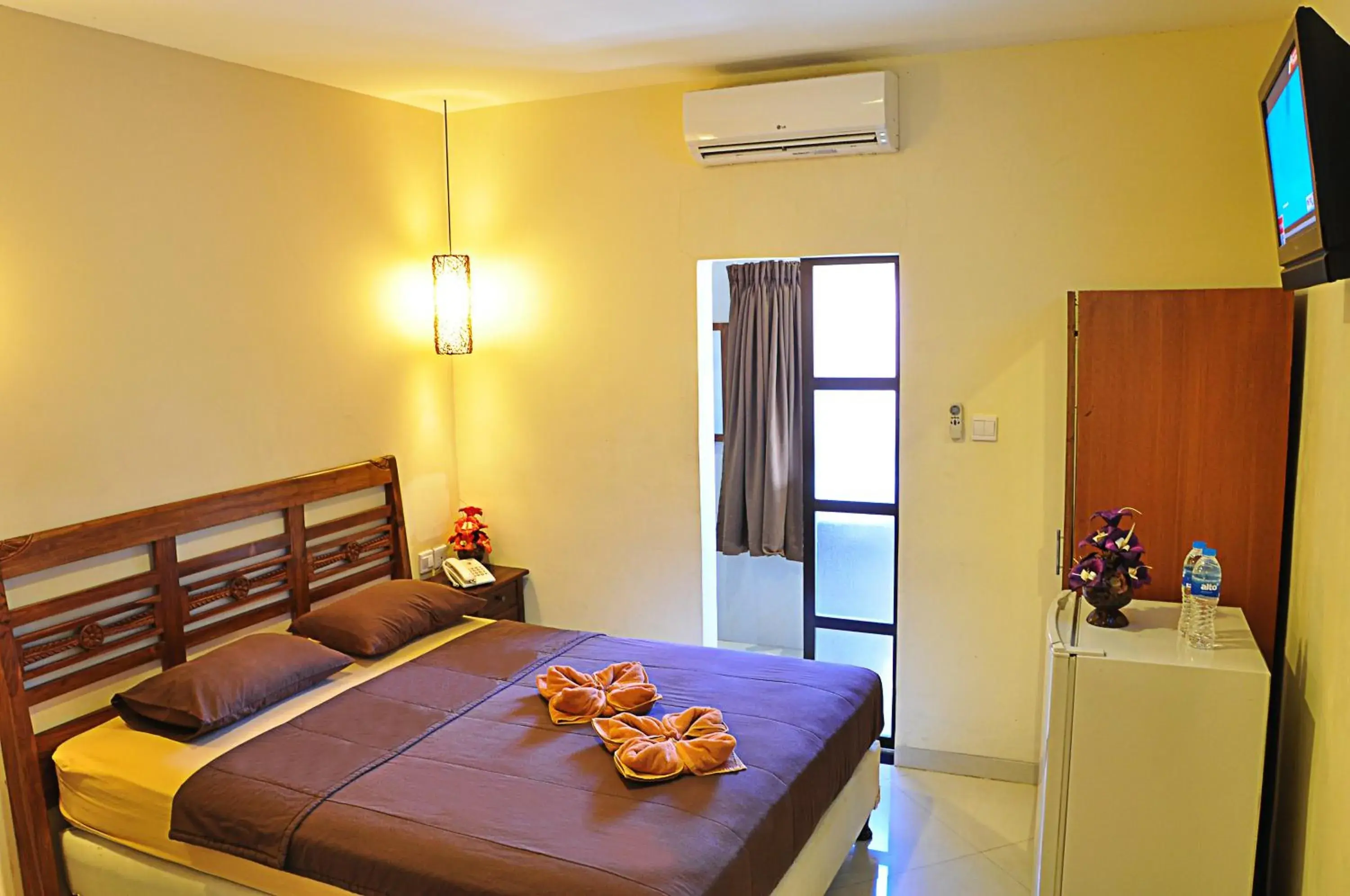 Photo of the whole room, Bed in Matahari Guest House